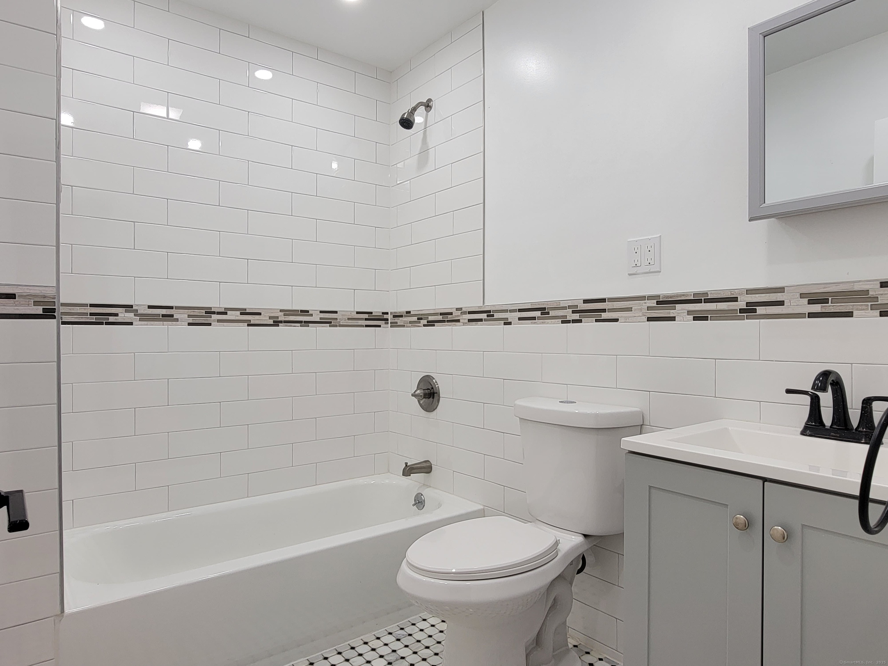 Rental Property at Smith Street 2, Bridgeport, Connecticut - Bedrooms: 3 
Bathrooms: 1 
Rooms: 5  - $2,300 MO.