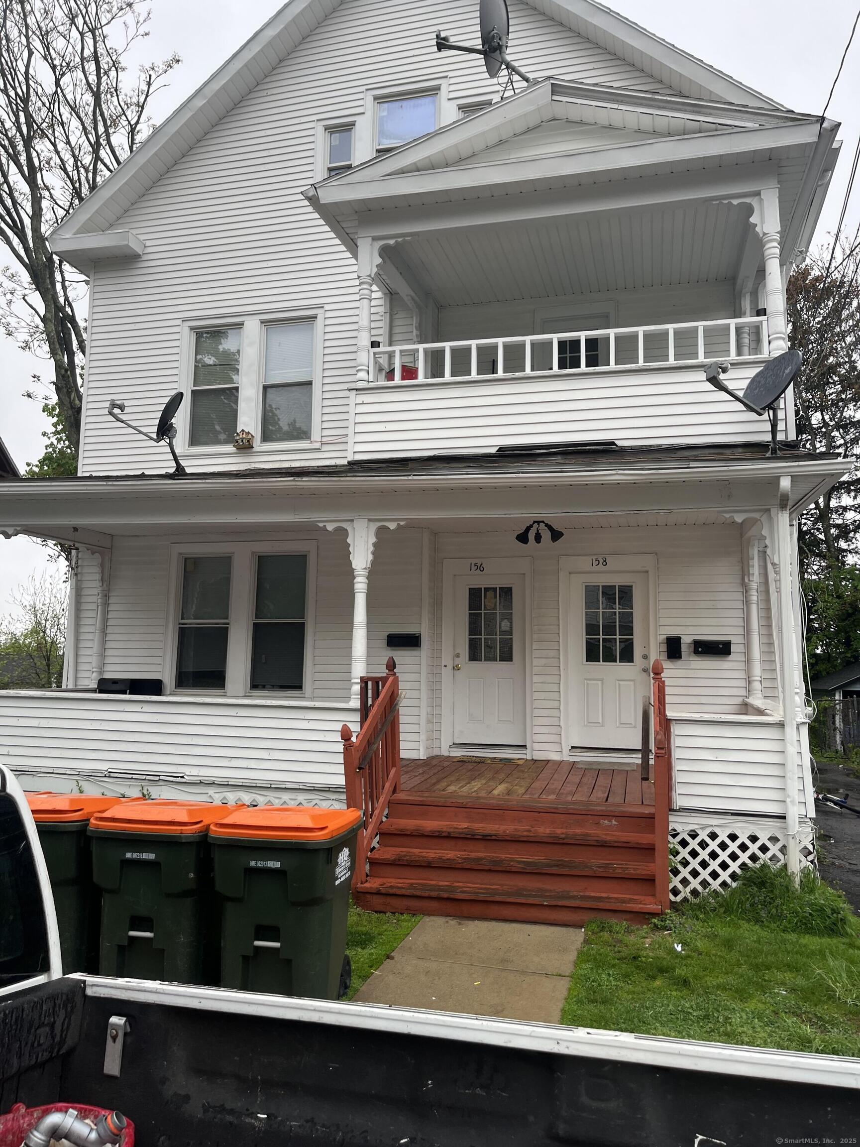 Hobart Street, Meriden, Connecticut - 6 Bedrooms  
5 Bathrooms  
9 Rooms - 