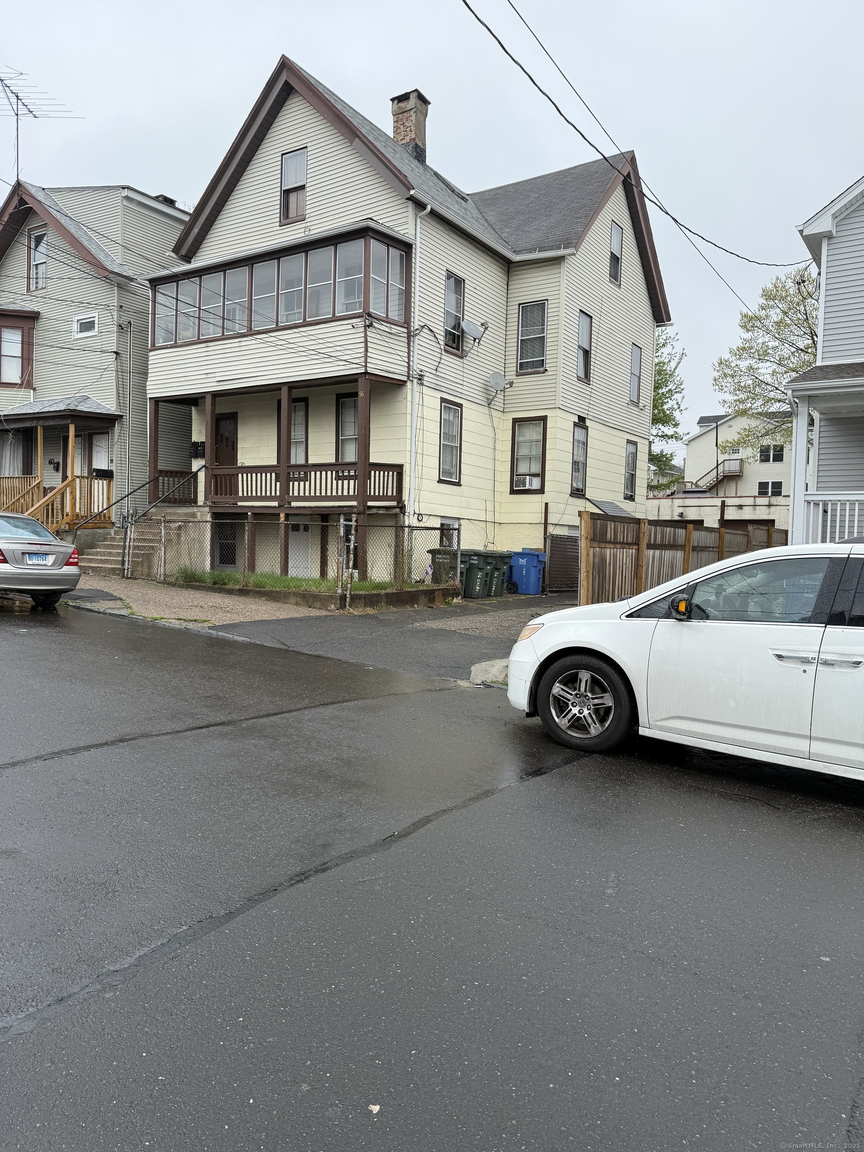 Calhoun Avenue, Bridgeport, Connecticut - 8 Bedrooms  
4 Bathrooms  
16 Rooms - 