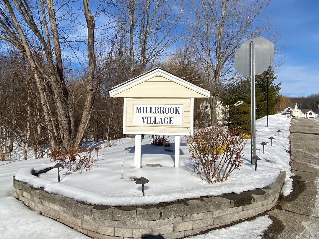 Millbrook Court 85, Newington, Connecticut - 2 Bedrooms  
1 Bathrooms  
5 Rooms - 