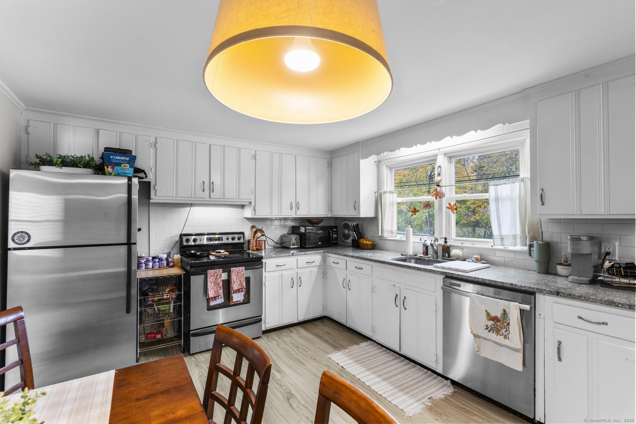 West Hartford, Connecticut 06119, United States, 2 Bedrooms Bedrooms, ,1 BathroomBathrooms,Residential,Pending,236863