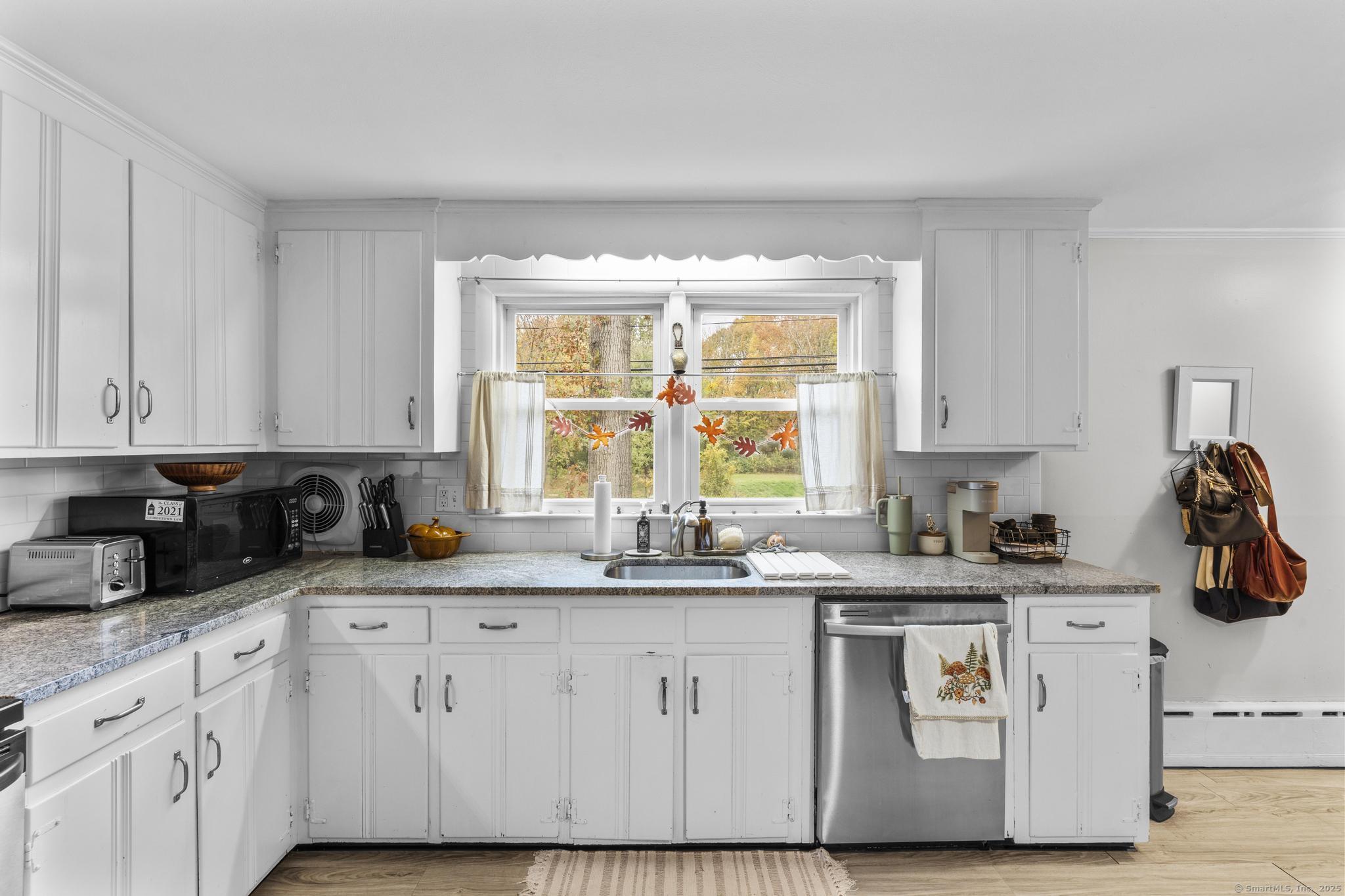 West Hartford, Connecticut 06119, United States, 2 Bedrooms Bedrooms, ,1 BathroomBathrooms,Residential,Pending,236863