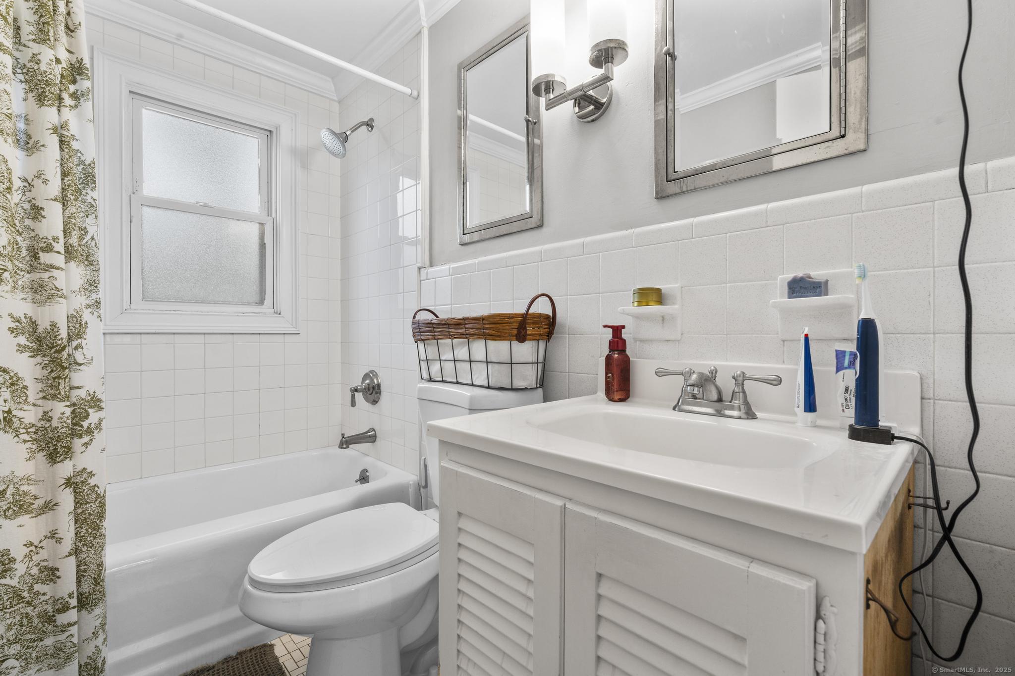 West Hartford, Connecticut 06119, United States, 2 Bedrooms Bedrooms, ,1 BathroomBathrooms,Residential,Pending,236863