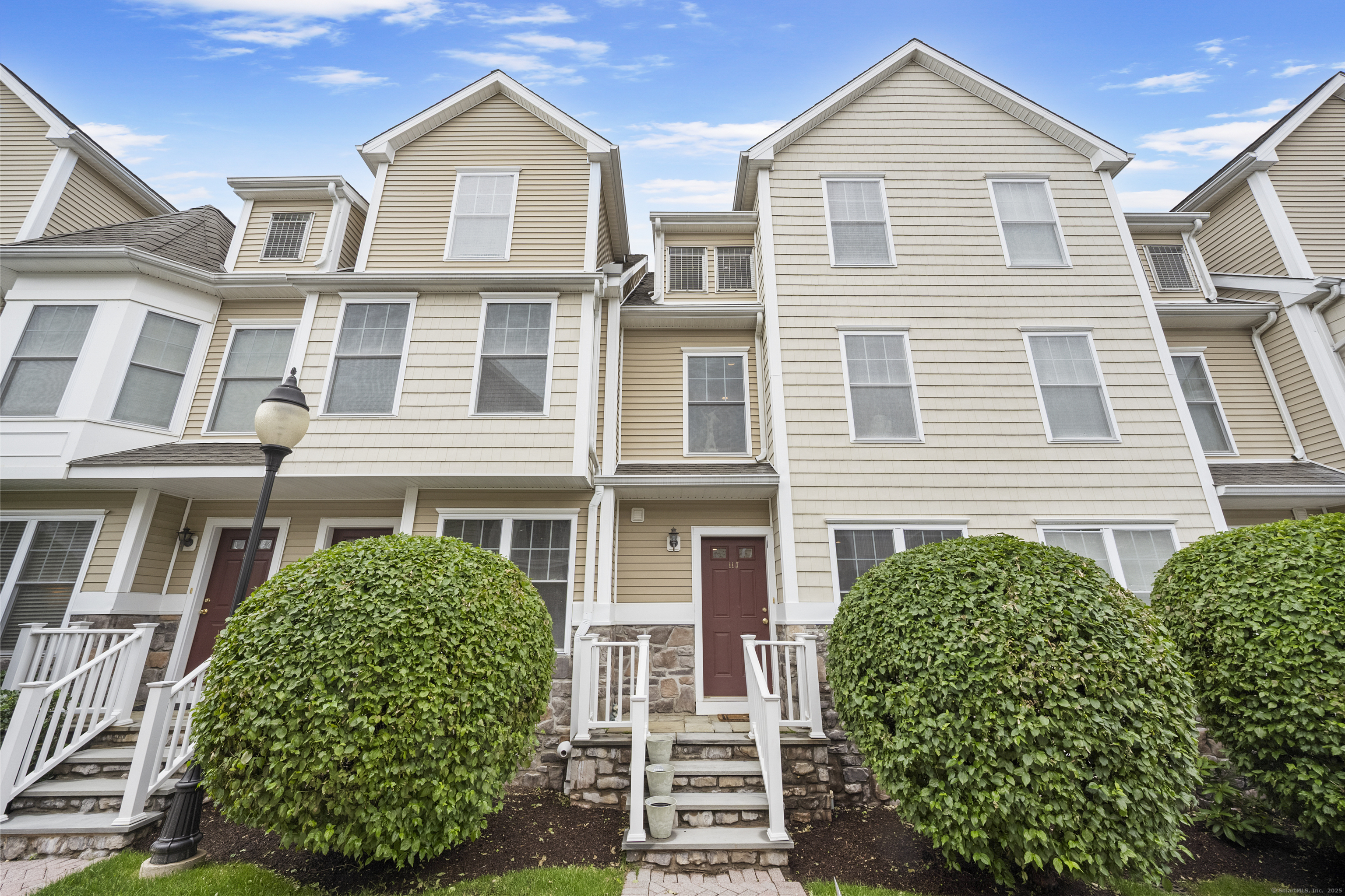 Camp Avenue Apt 11J, Stamford, Connecticut - 2 Bedrooms  
3 Bathrooms  
7 Rooms - 