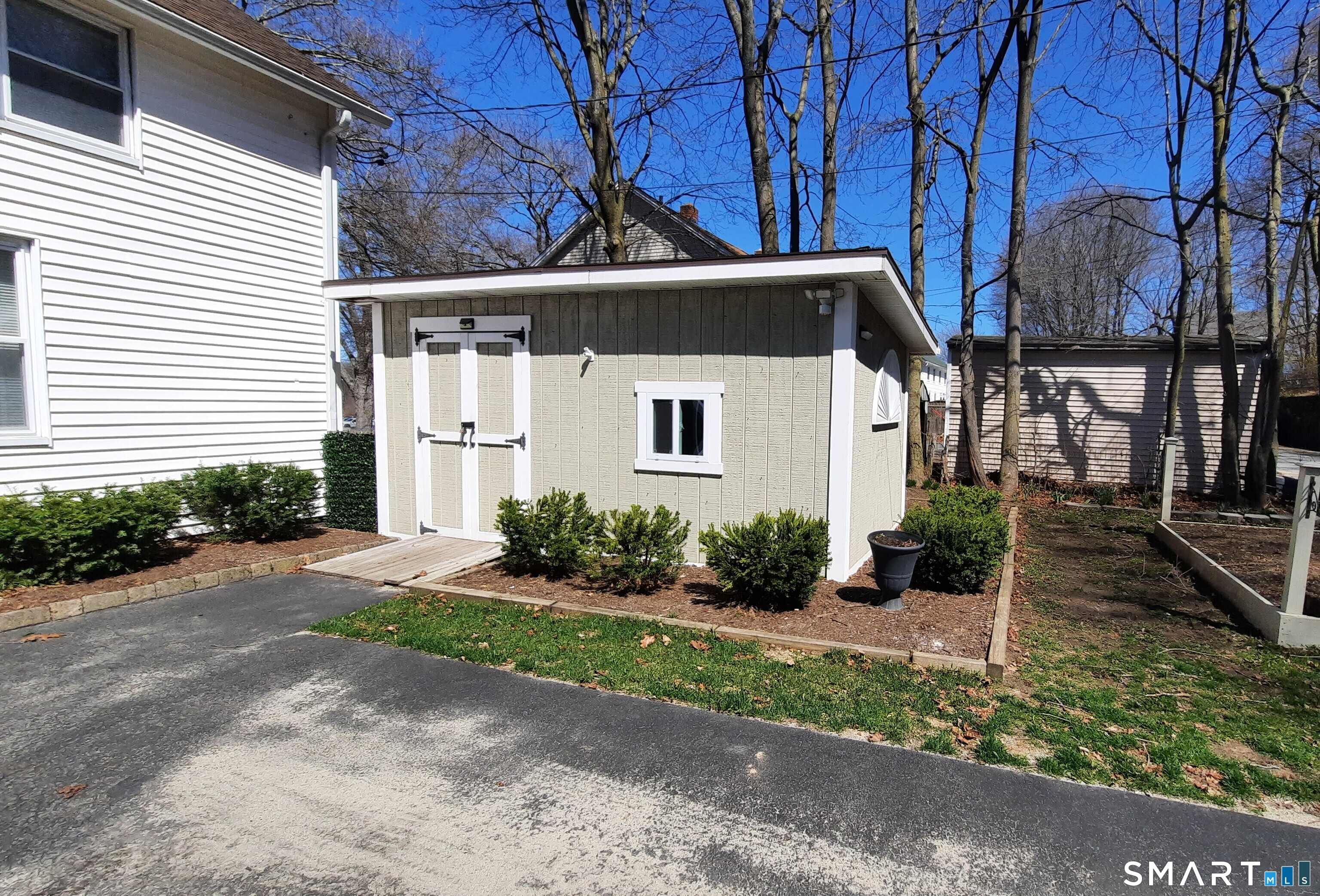 21-23 Community Avenue