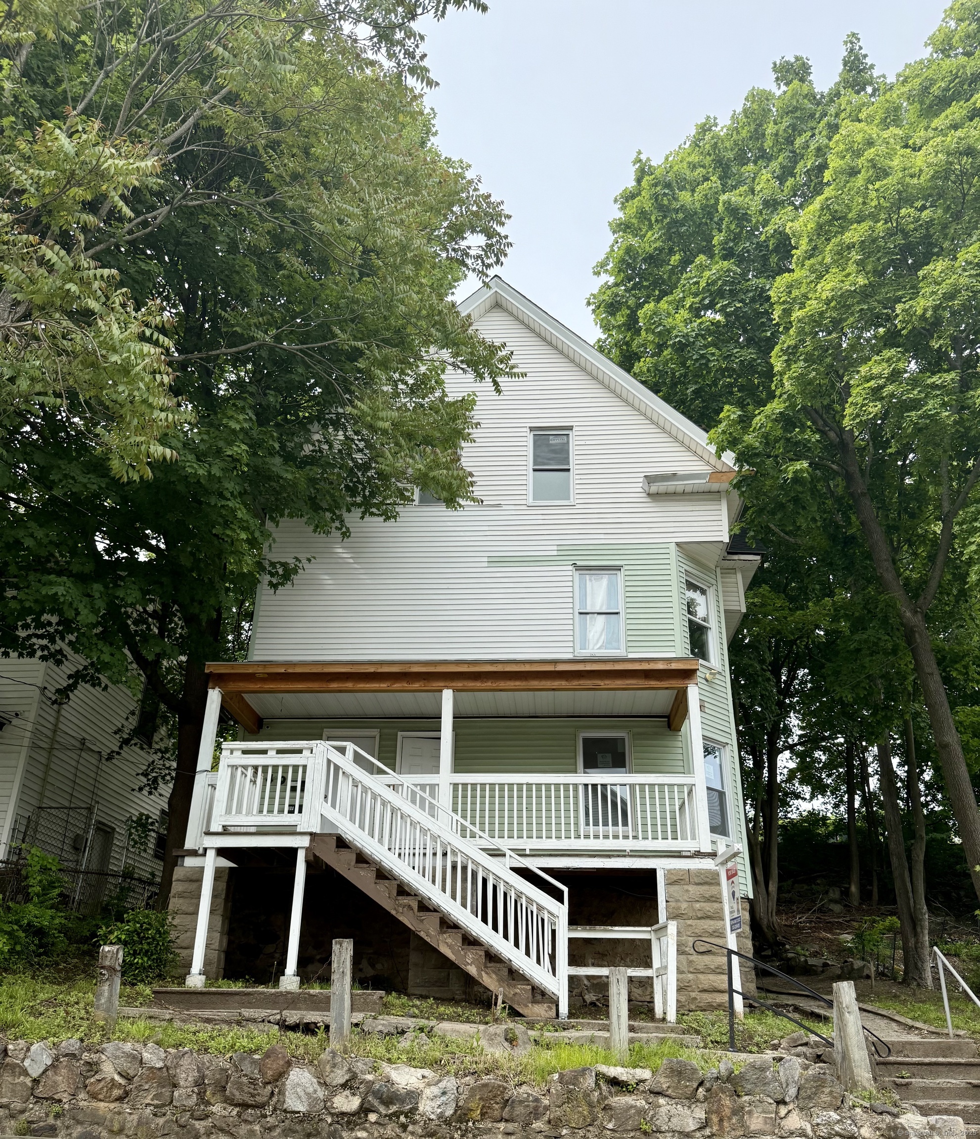 Ashley Street 1, Waterbury, Connecticut - 3 Bedrooms  
1 Bathrooms  
5 Rooms - 