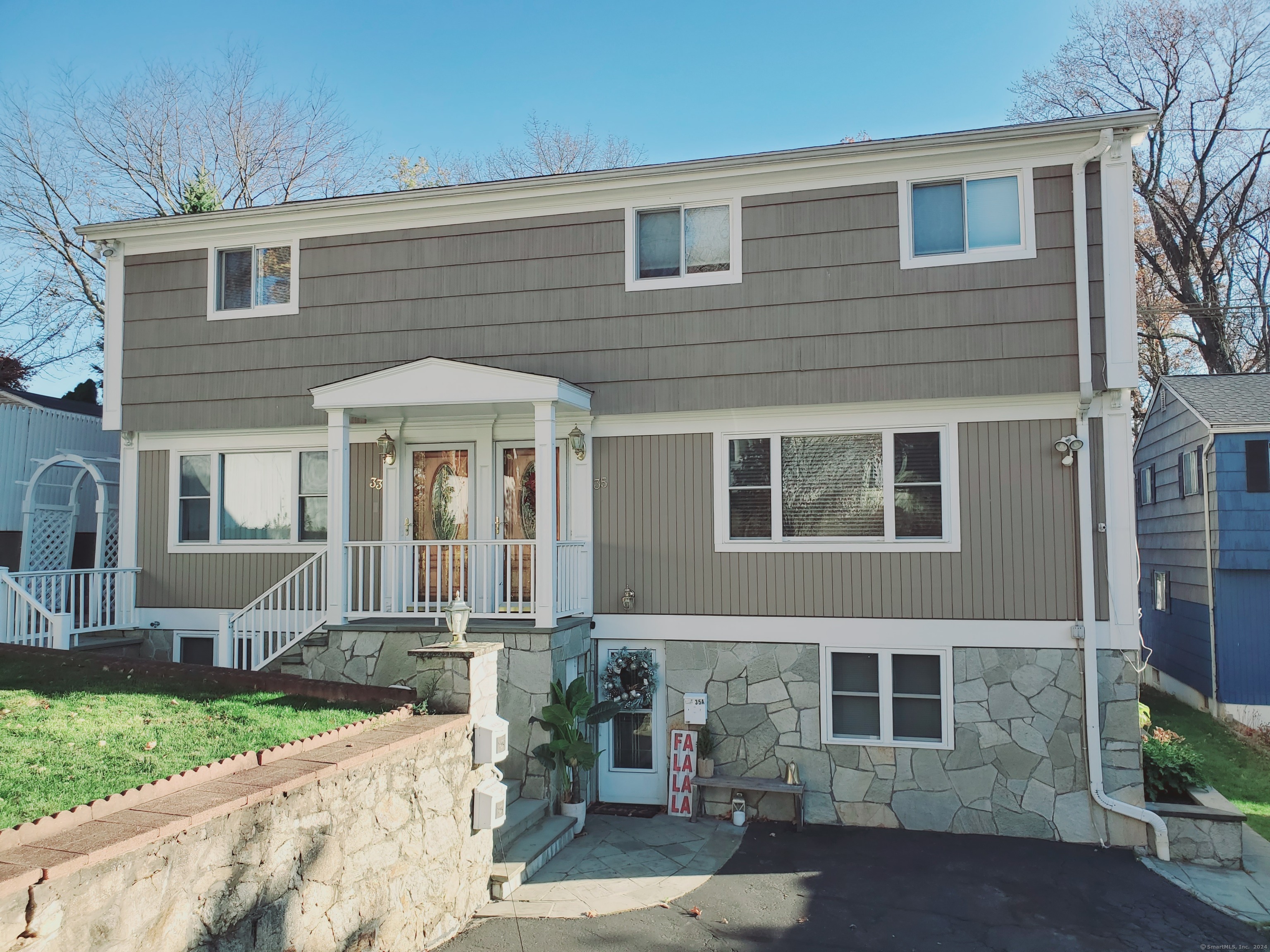 Rental Property at 35 Benedict Court 33, Norwalk, Connecticut - Bedrooms: 2 
Bathrooms: 2 
Rooms: 5  - $2,800 MO.