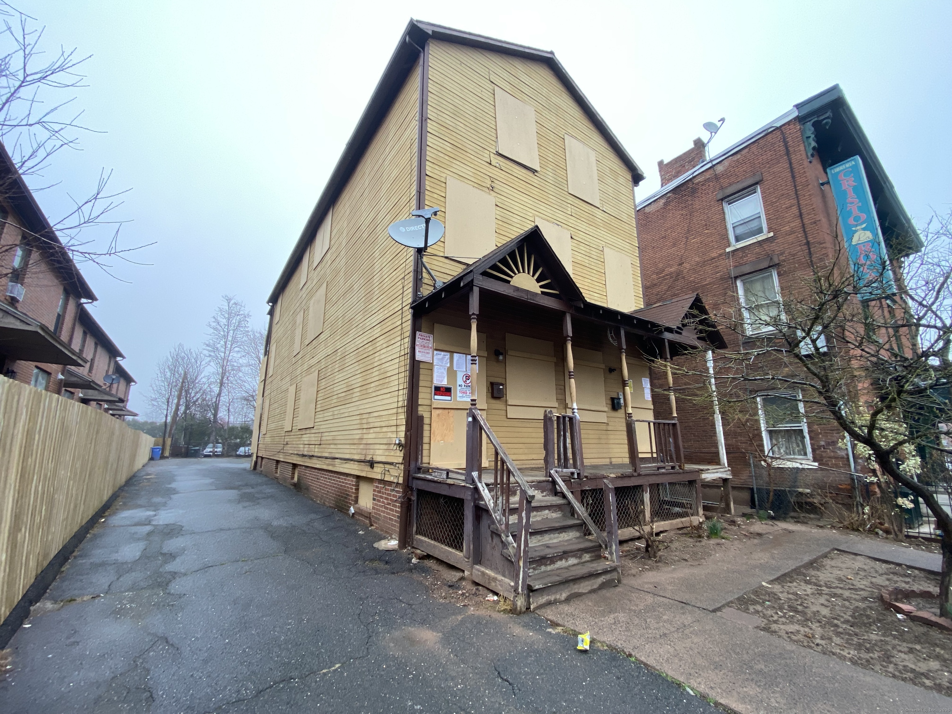Property for Sale at Park Street, Hartford, Connecticut - Bedrooms: 9 
Bathrooms: 3 
Rooms: 15  - $179,900