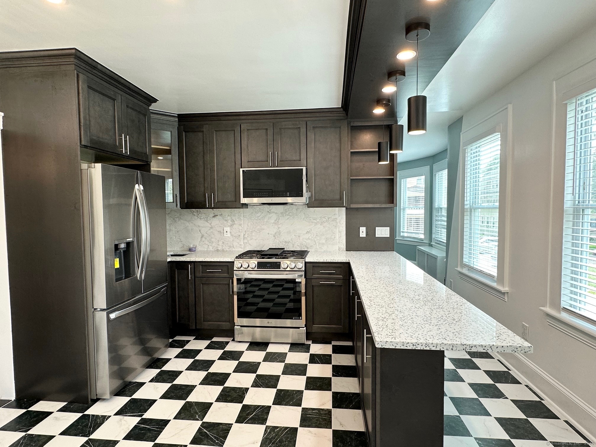 Ridgefield Avenue 1, Bridgeport, Connecticut - 3 Bedrooms  
1 Bathrooms  
5 Rooms - 
