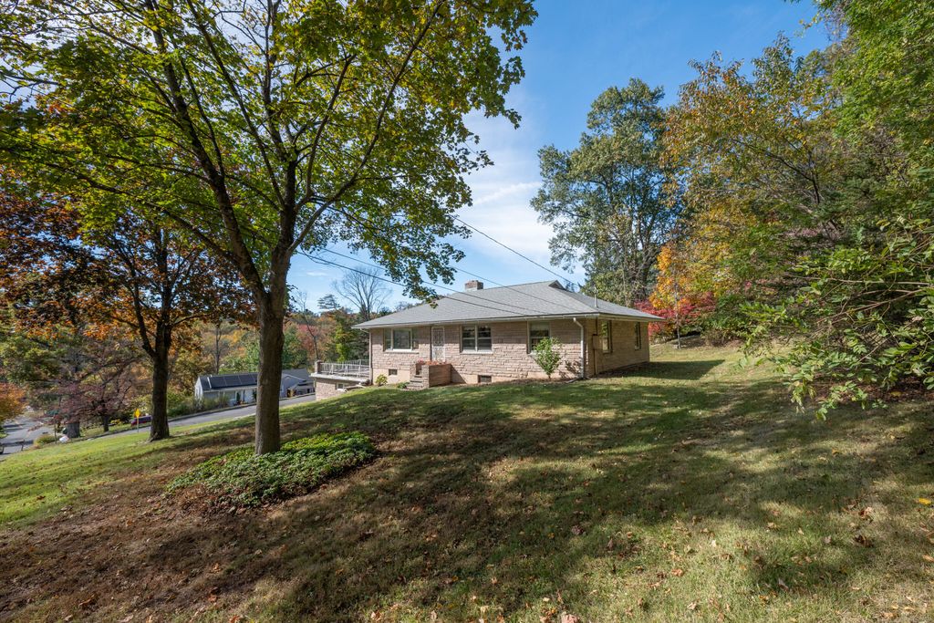 Photo of 10 Jeanette Road, Danbury, CT 06811 (MLS # 24134295)
