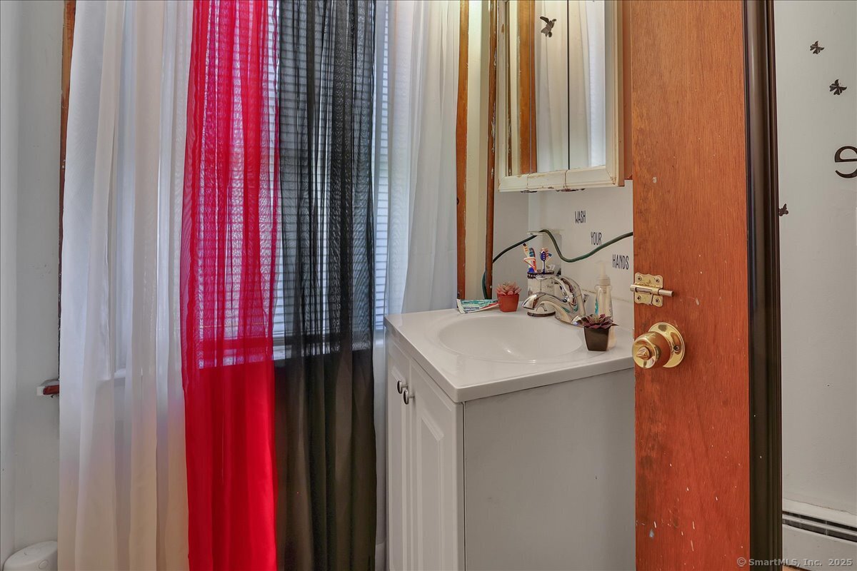 Windham, Connecticut 06226, United States, 8 Bedrooms Bedrooms, ,4 BathroomsBathrooms,Residential,Active,180351