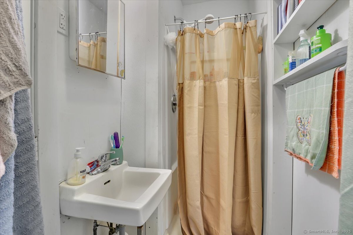 Windham, Connecticut 06226, United States, 8 Bedrooms Bedrooms, ,4 BathroomsBathrooms,Residential,Active,180351