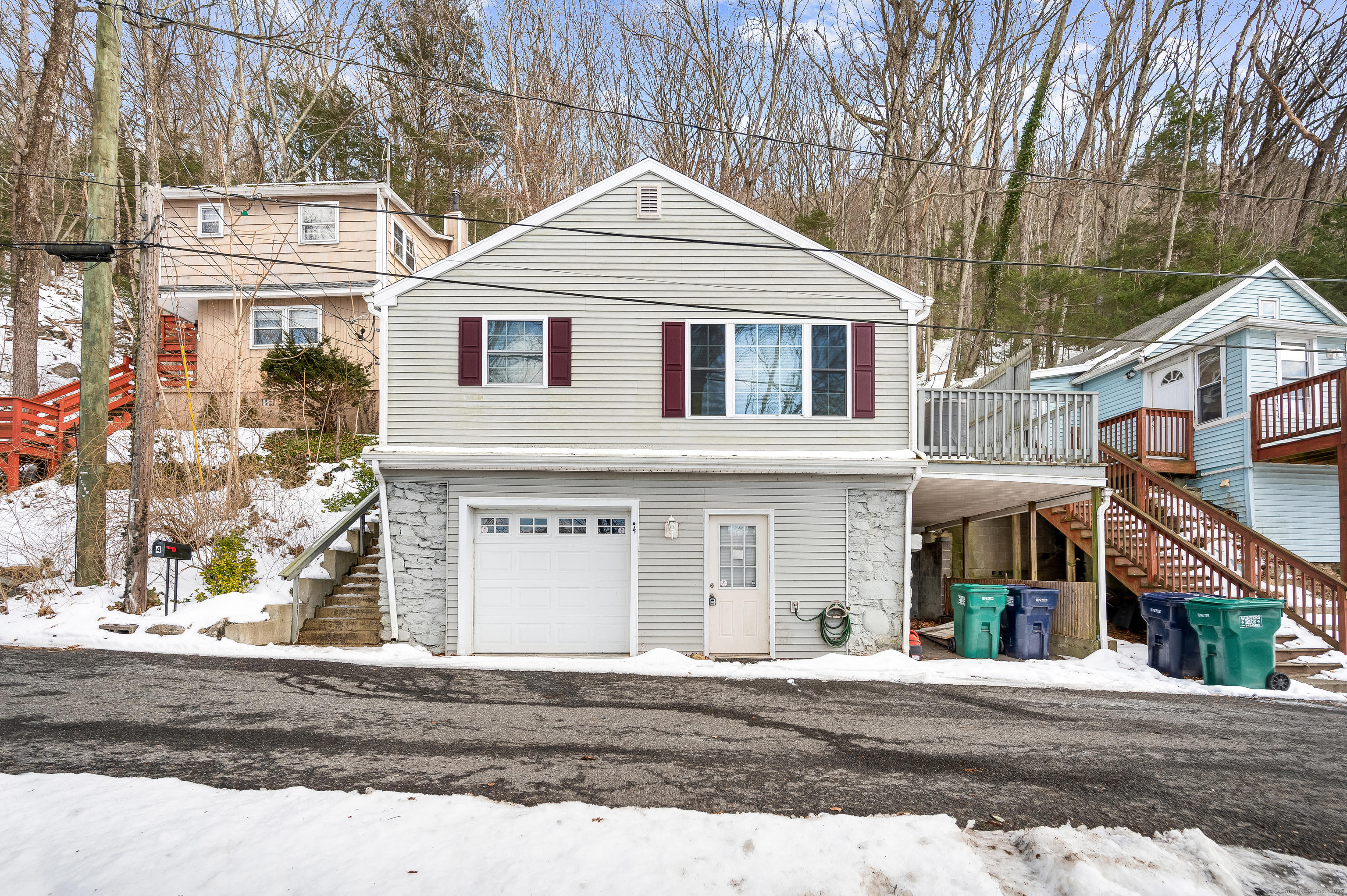 Maiden Lane, Seymour, Connecticut - 2 Bedrooms  
1 Bathrooms  
4 Rooms - 