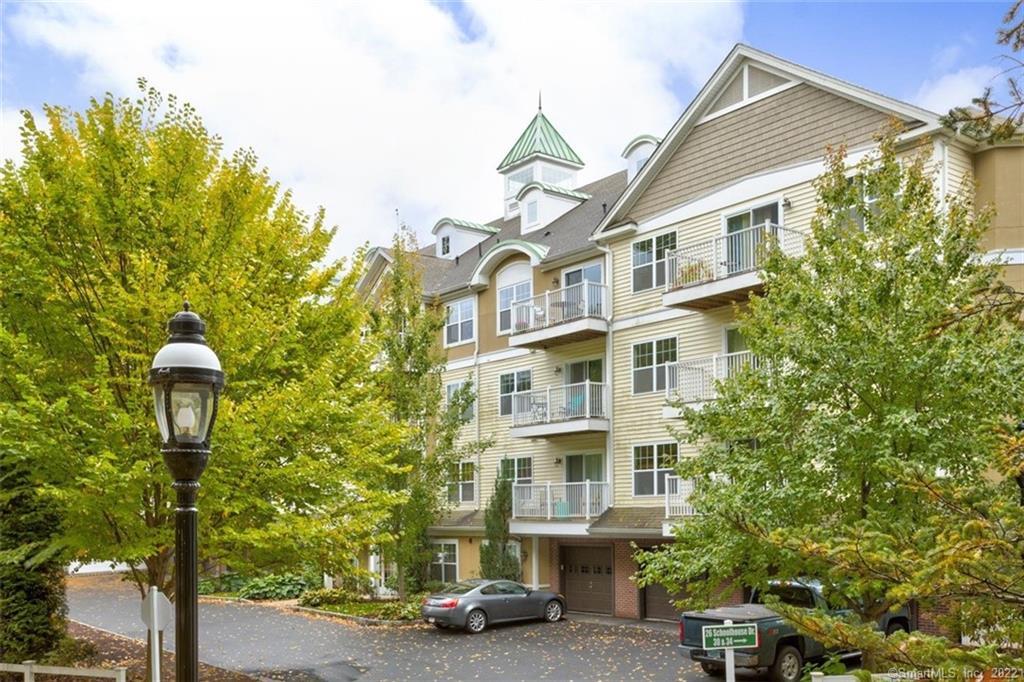 Rental Property at Schoolhouse Drive 405, West Hartford, Connecticut - Bedrooms: 2 
Bathrooms: 2 
Rooms: 4  - $2,650 MO.