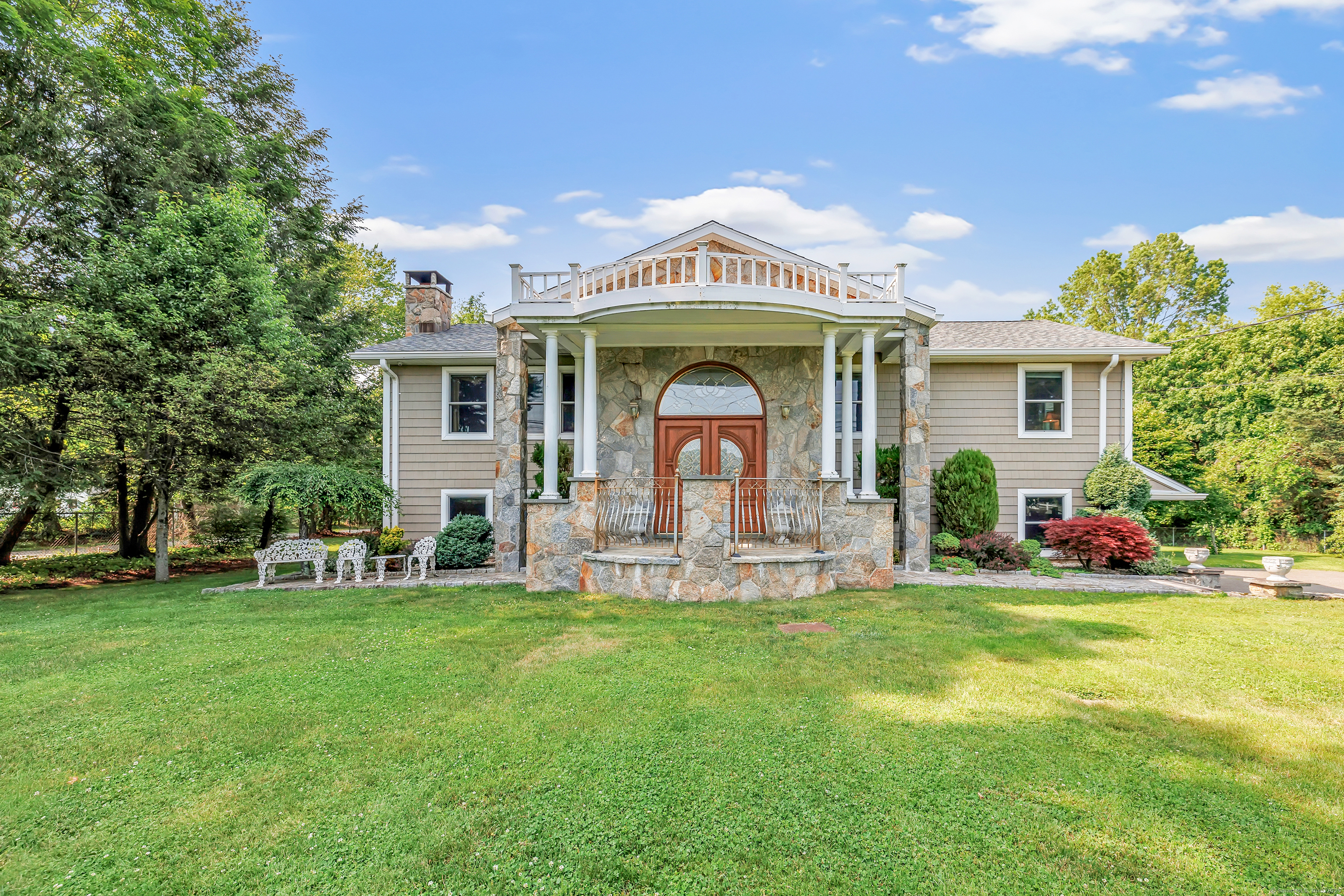 Property for Sale at Mohegan Road, Shelton, Connecticut - Bedrooms: 4 
Bathrooms: 4 
Rooms: 11  - $899,000
