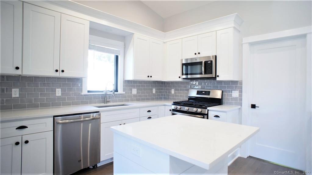Rental Property at 26 Loundsbury Avenue 2, Norwalk, Connecticut - Bedrooms: 2 
Bathrooms: 1 
Rooms: 4  - $2,495 MO.