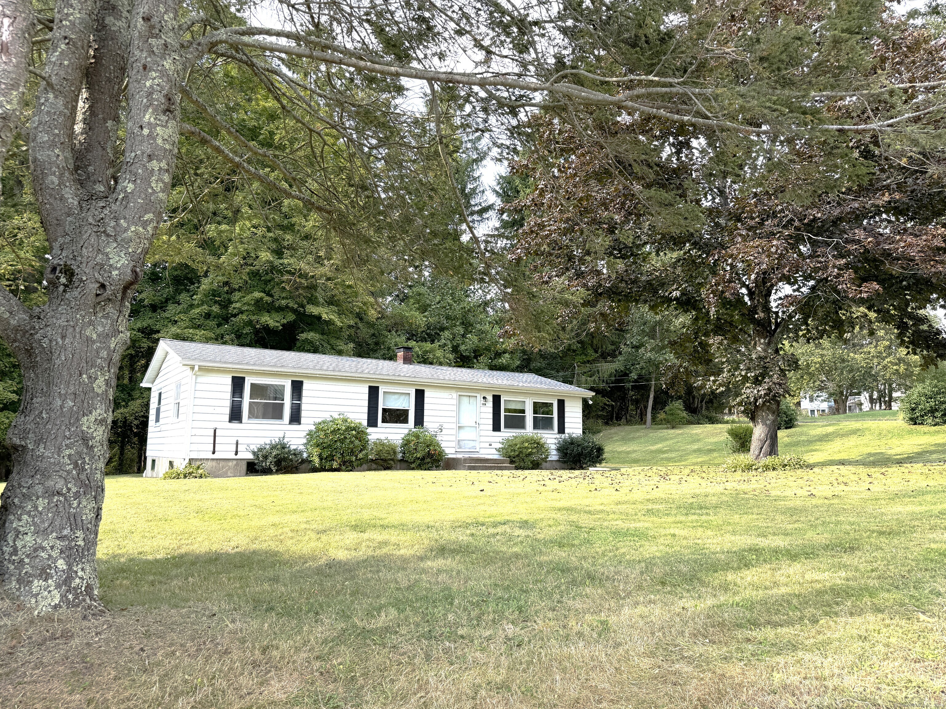 12 Beebe Lane, Mansfield, Connecticut - 3 Bedrooms  
1 Bathrooms  
5 Rooms - 