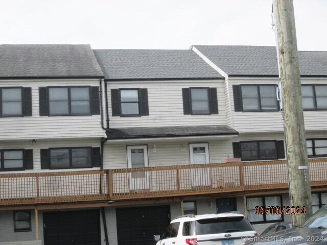 11 Tuttle Street Apt 11, Stamford, Connecticut - 3 Bedrooms  
2 Bathrooms  
6 Rooms - 