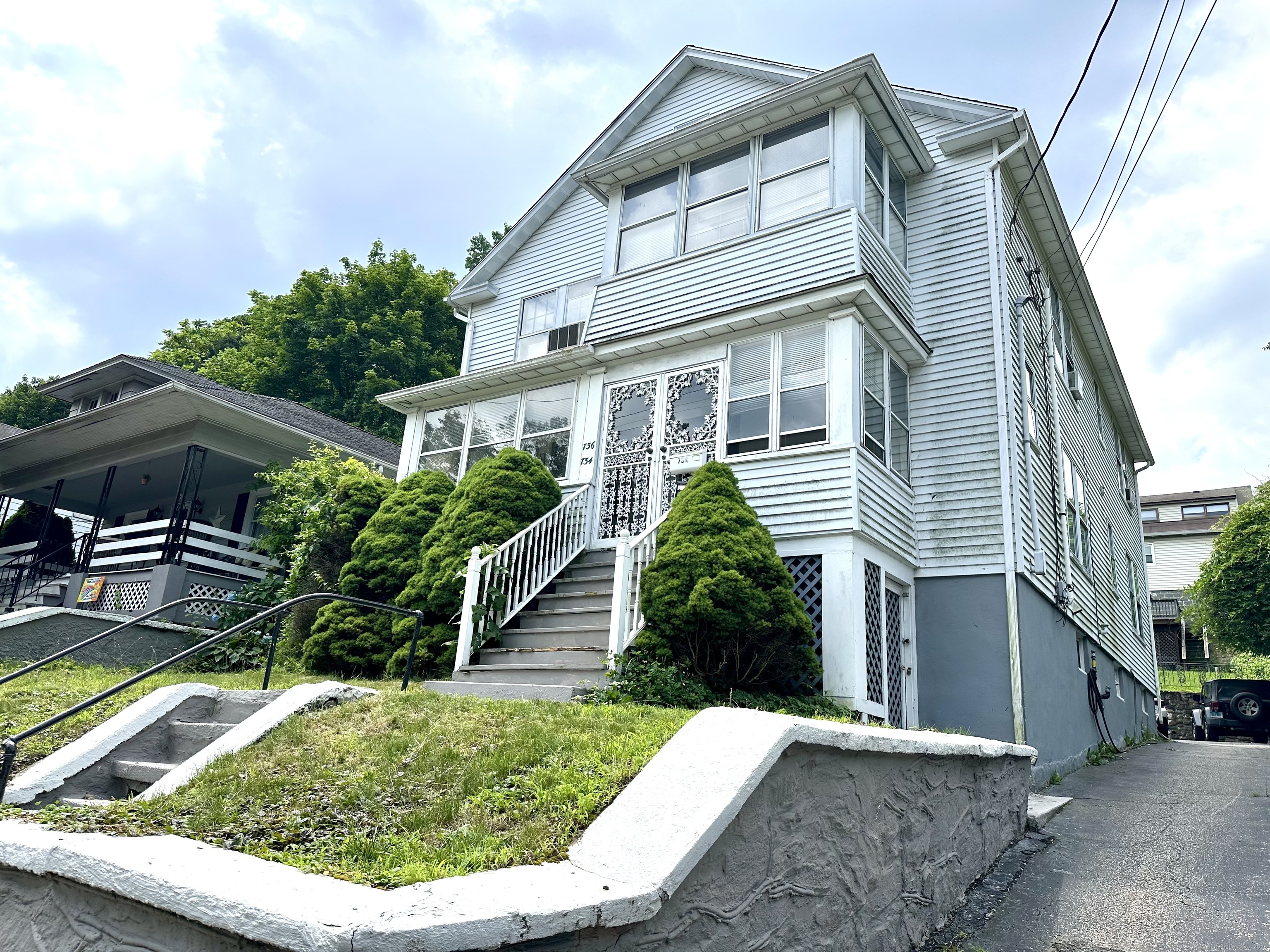 734 Howe Avenue