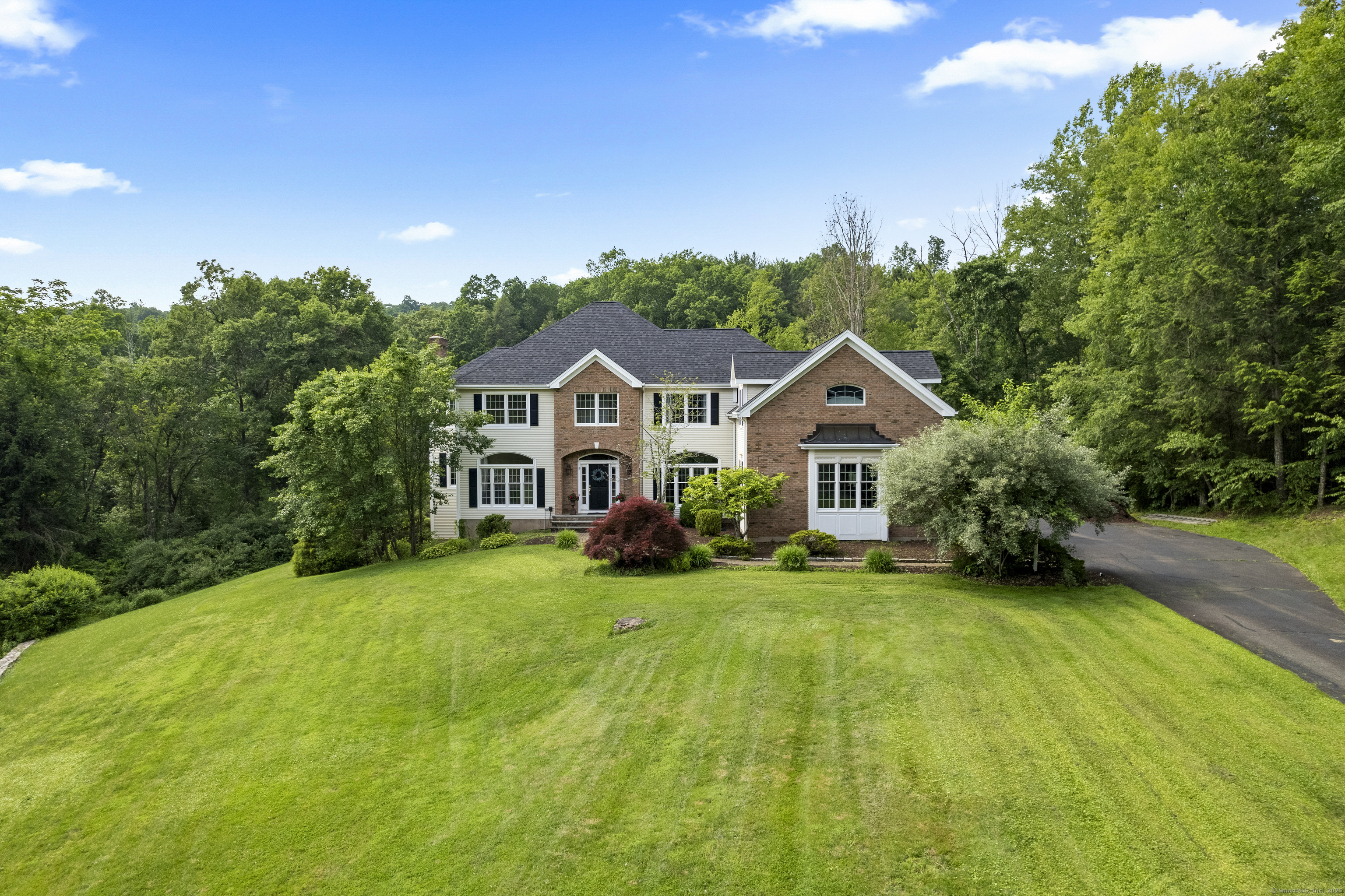 Pleasant Drive, Southbury, Connecticut - 4 Bedrooms  
6 Bathrooms  
13 Rooms - 