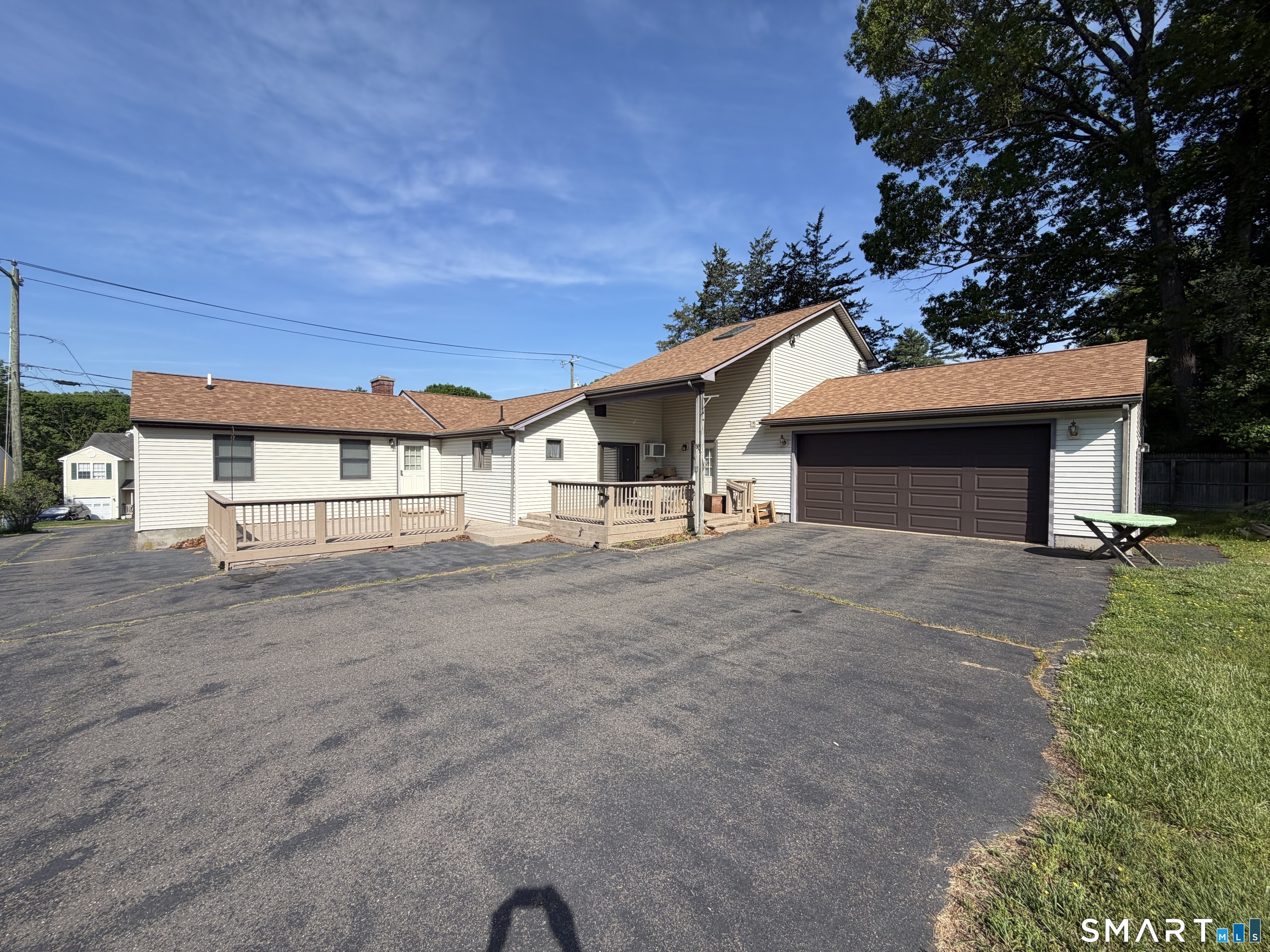 232 Lakeside Boulevard East