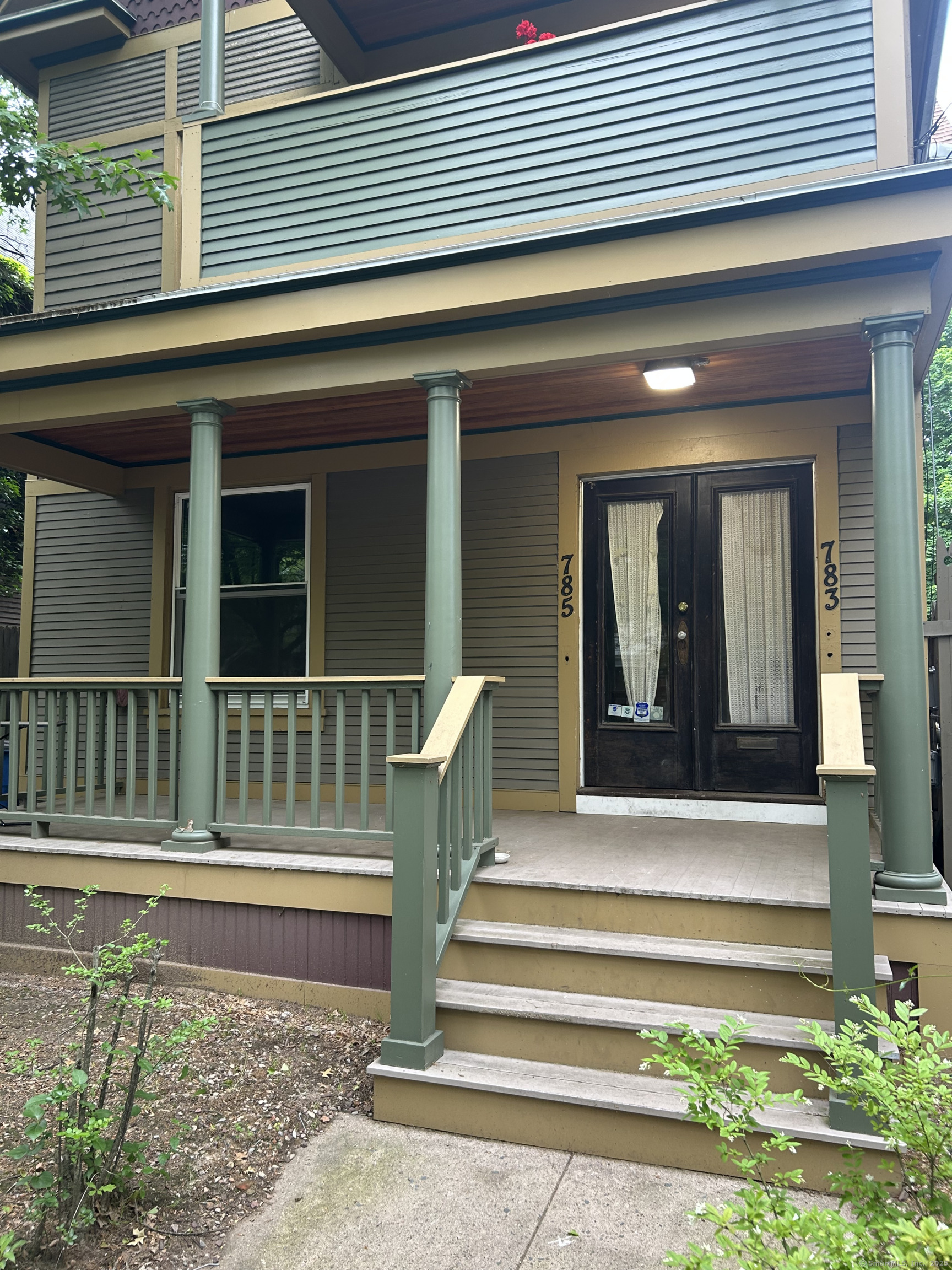 Elm Street, New Haven, Connecticut - 2 Bedrooms  
1 Bathrooms  
6 Rooms - 
