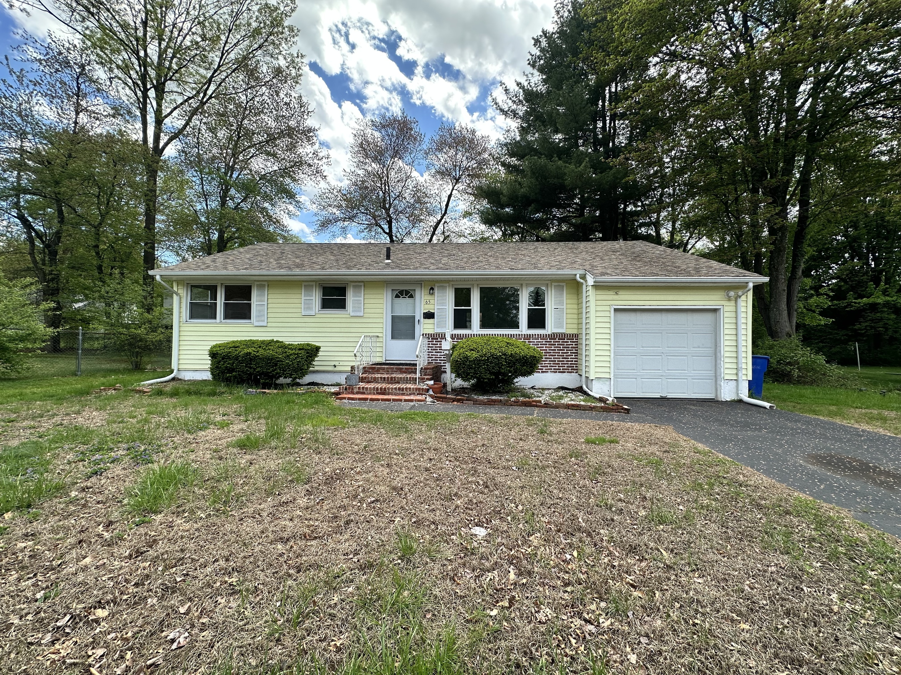 Jackson Road, Bloomfield, Connecticut - 3 Bedrooms  
2 Bathrooms  
7 Rooms - 