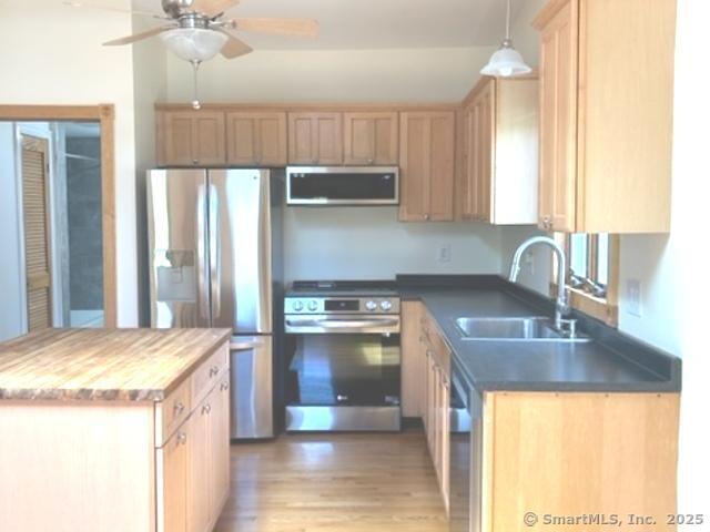 East Haven, Connecticut 06512, United States, 2 Bedrooms Bedrooms, ,1 BathroomBathrooms,Residential,Active,128789