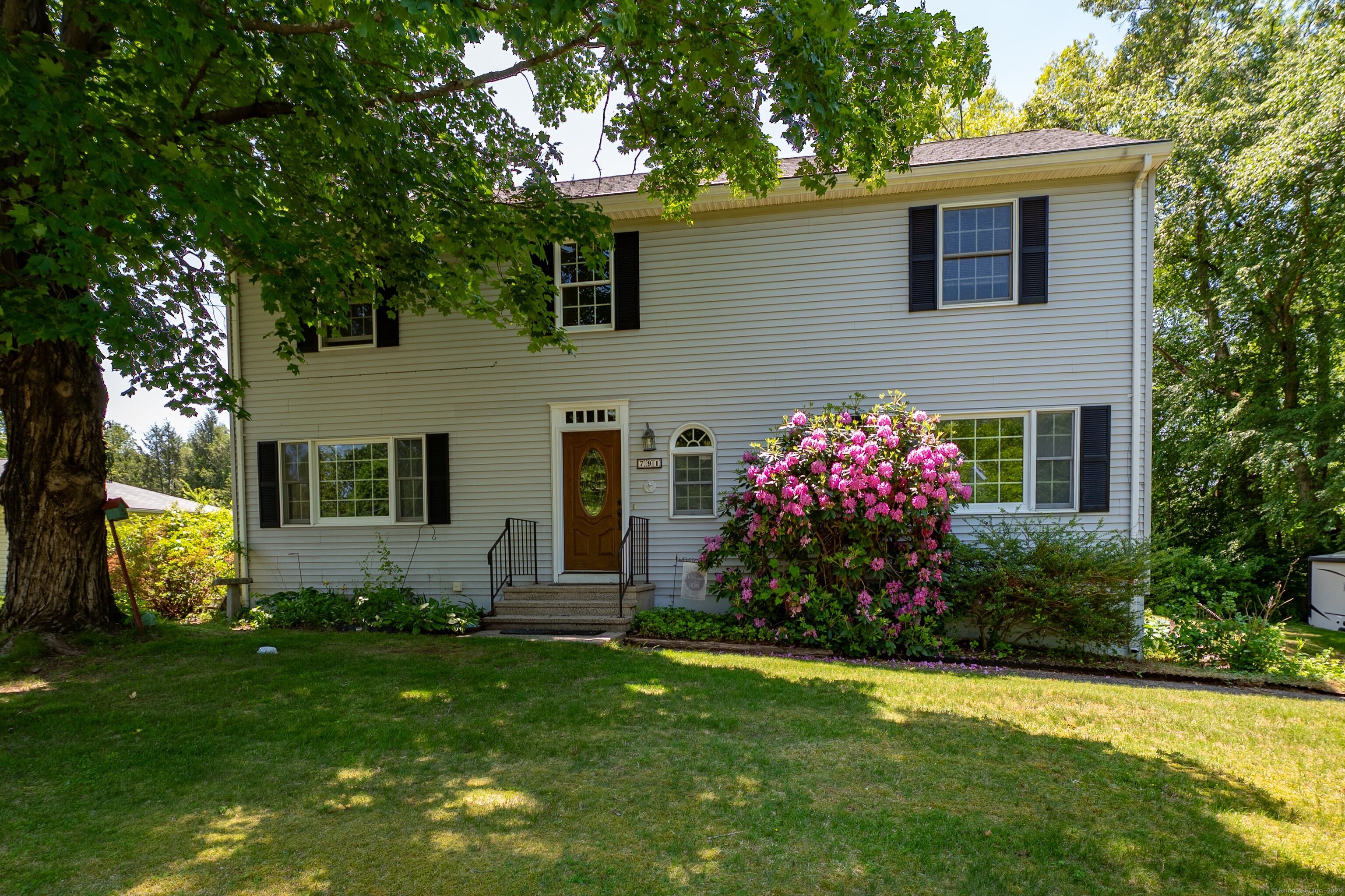Ives Row, Cheshire, Connecticut - 4 Bedrooms  
3 Bathrooms  
8 Rooms - 