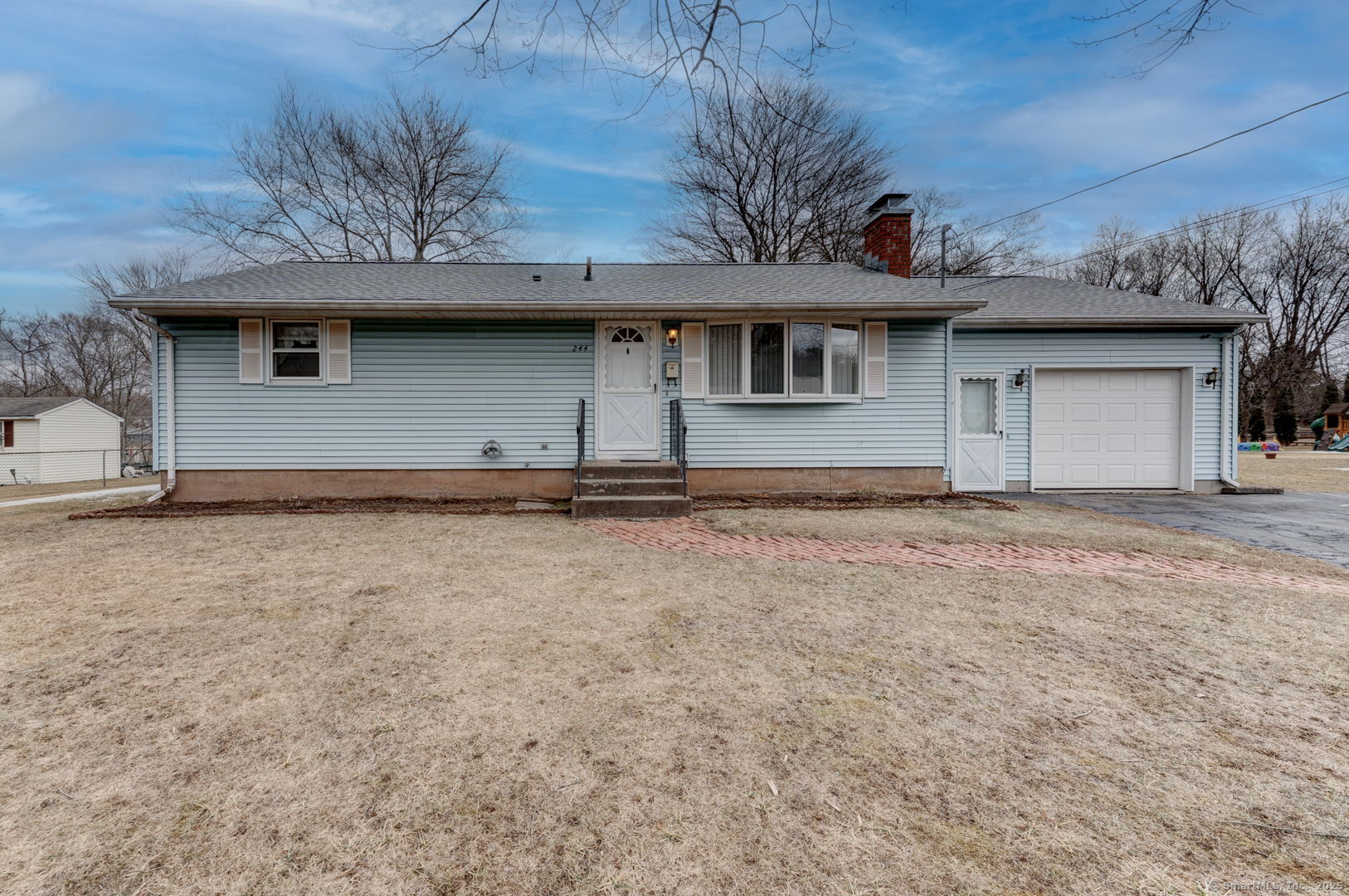 Basswood Drive, Middletown, Connecticut - 2 Bedrooms  
1 Bathrooms  
5 Rooms - 