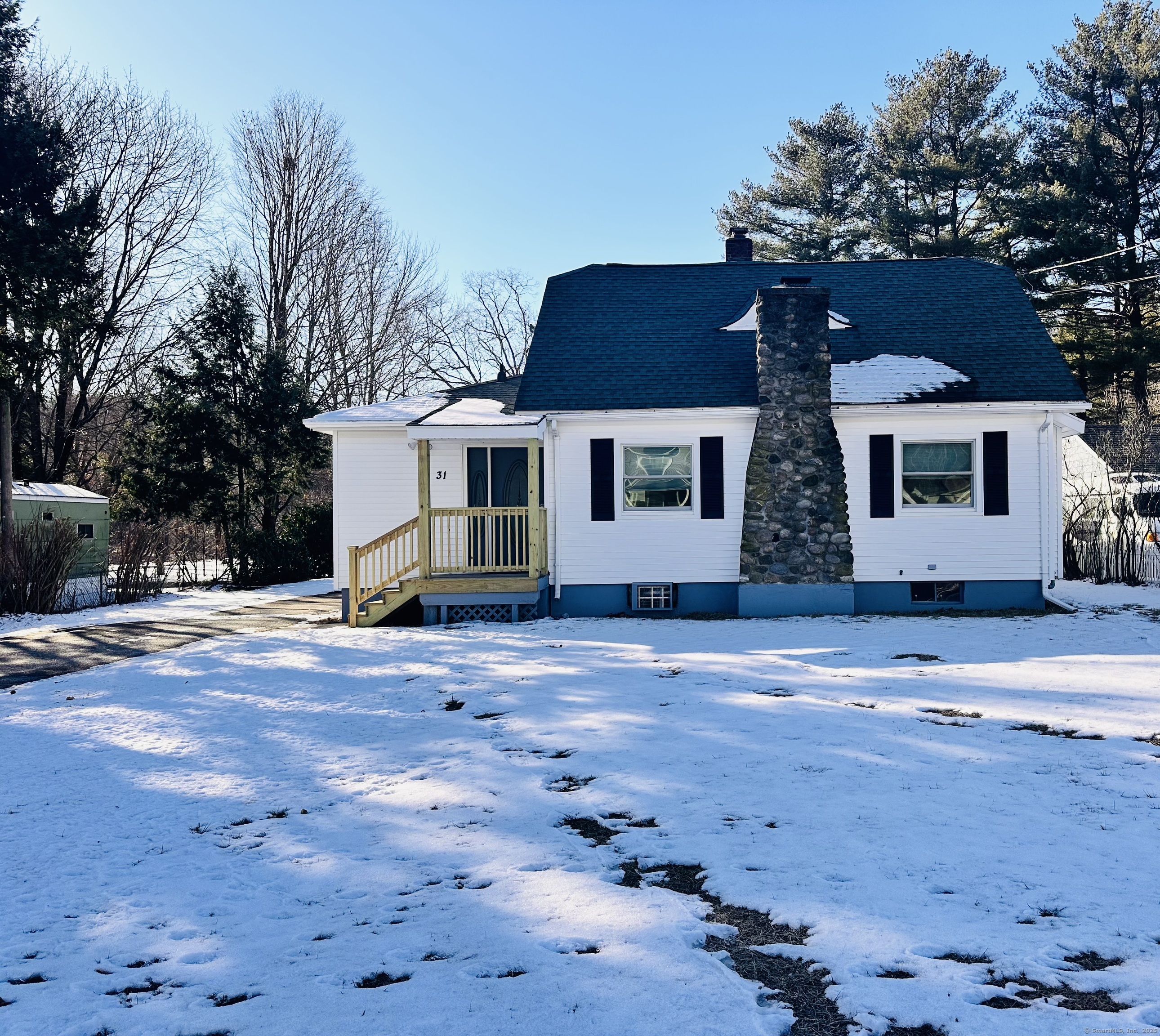 Hubbell Avenue, Beacon Falls, Connecticut - 3 Bedrooms  
2 Bathrooms  
5 Rooms - 