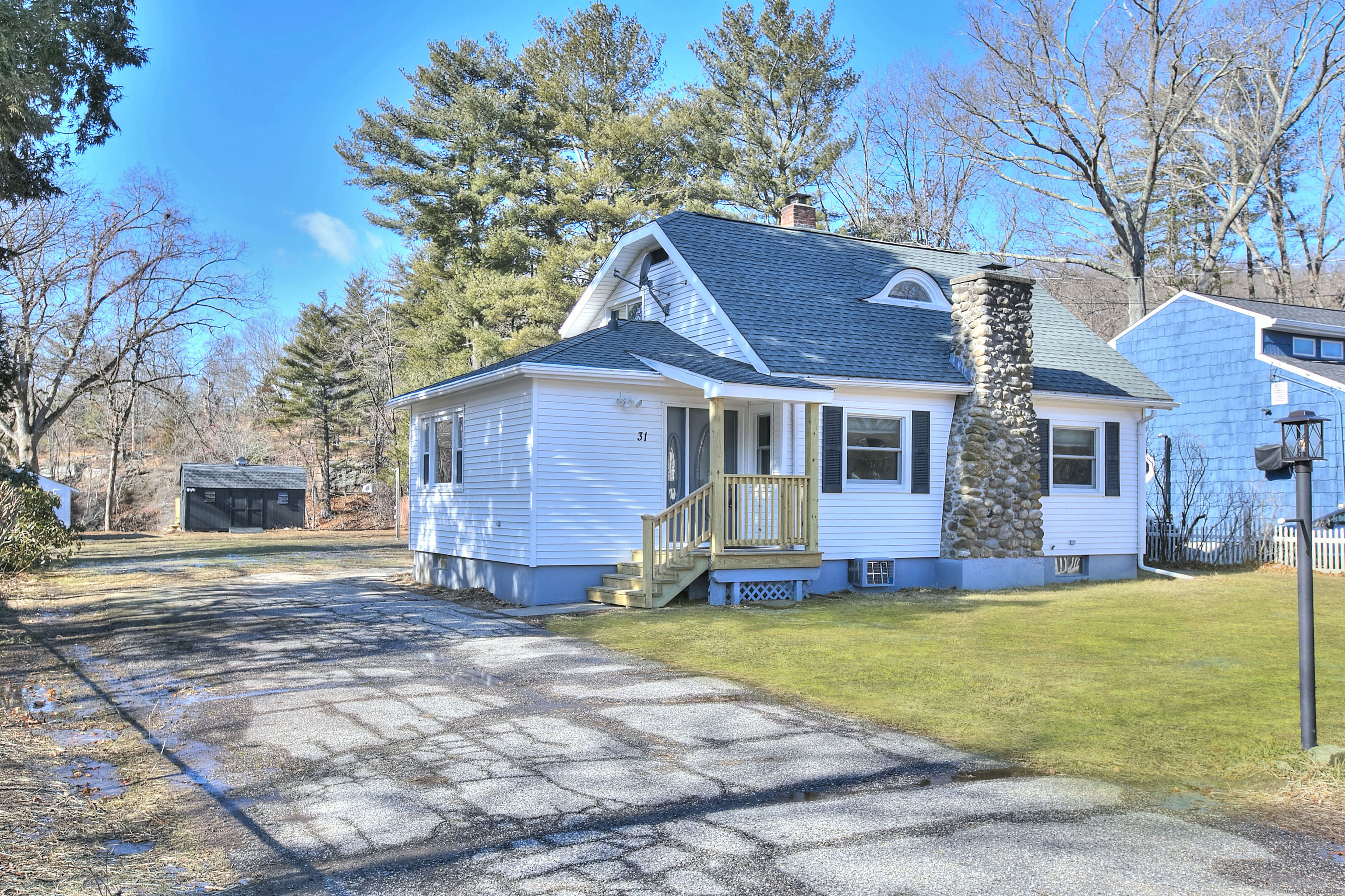 Hubbell Avenue, Beacon Falls, Connecticut - 3 Bedrooms  
2 Bathrooms  
5 Rooms - 