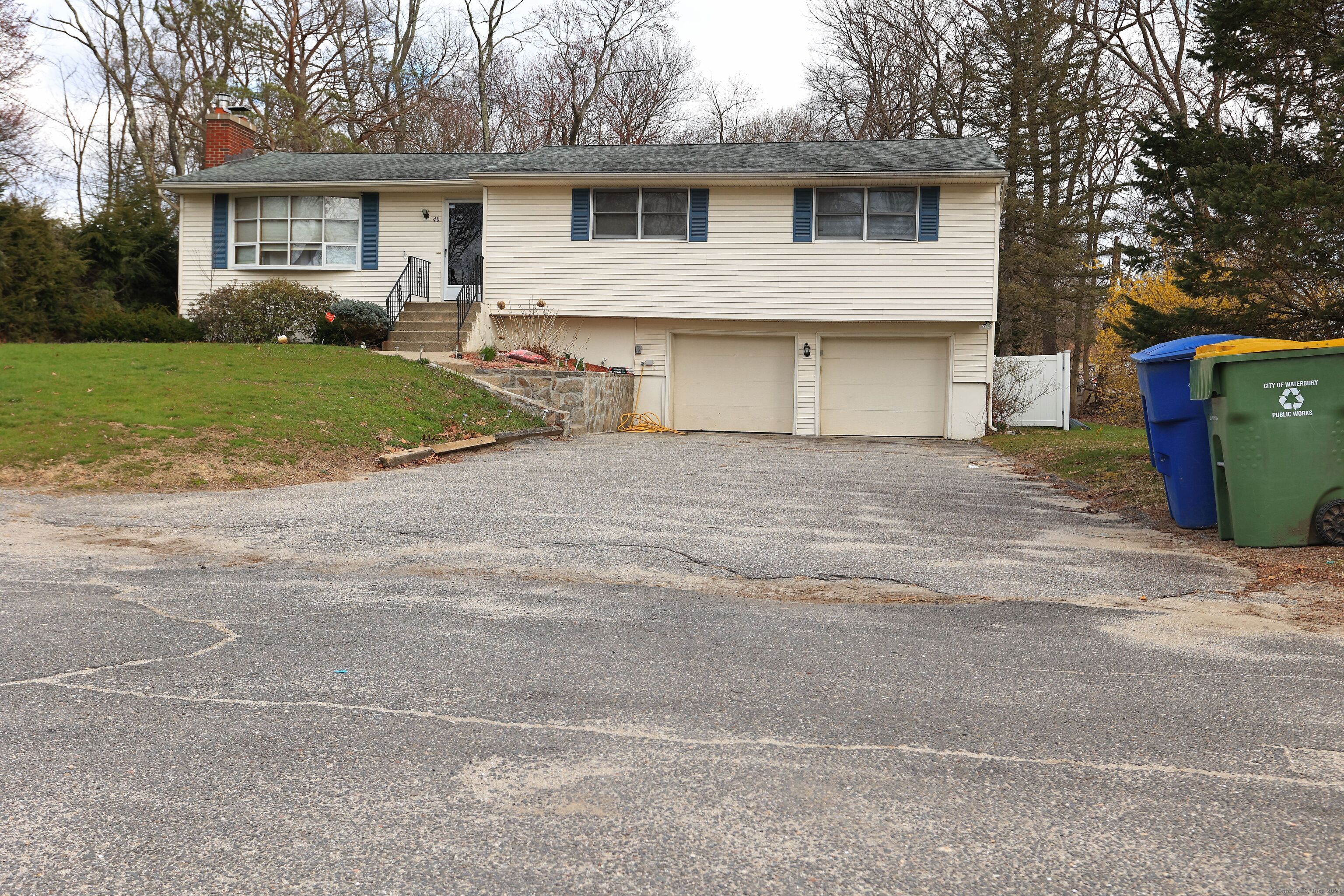 Property for Sale at 40 Skyview Lane, Waterbury, Connecticut - Bedrooms: 3 
Bathrooms: 3 
Rooms: 9  - $357,000