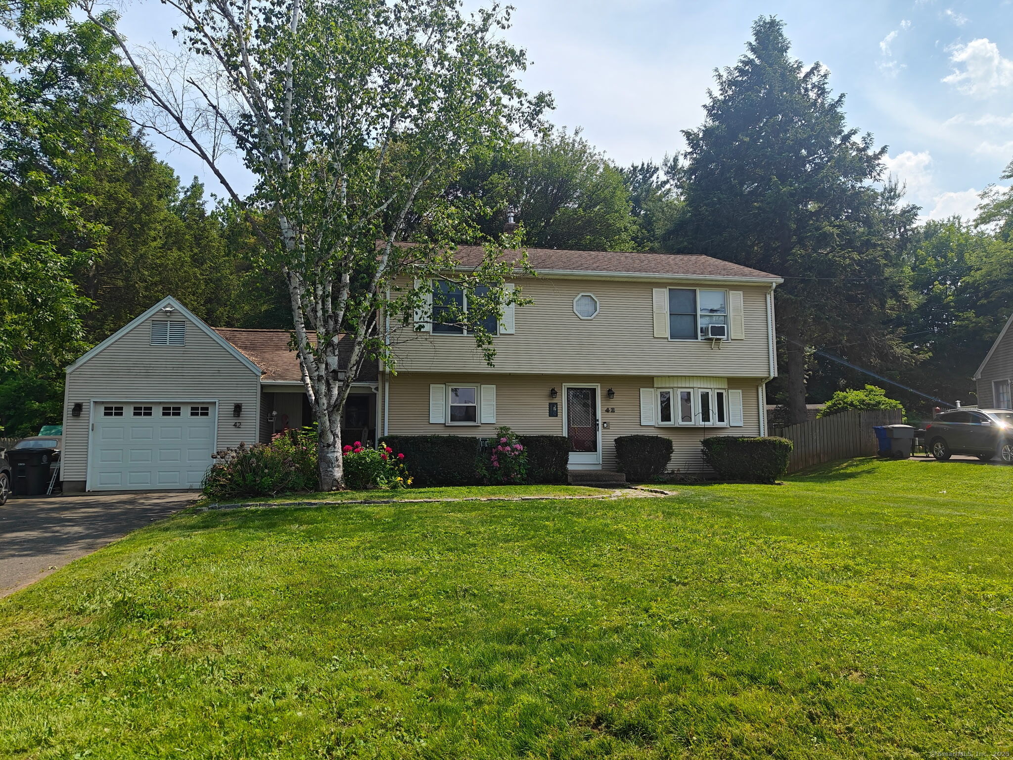 Meadowlark Road, Enfield, Connecticut - 3 Bedrooms  
2 Bathrooms  
7 Rooms - 