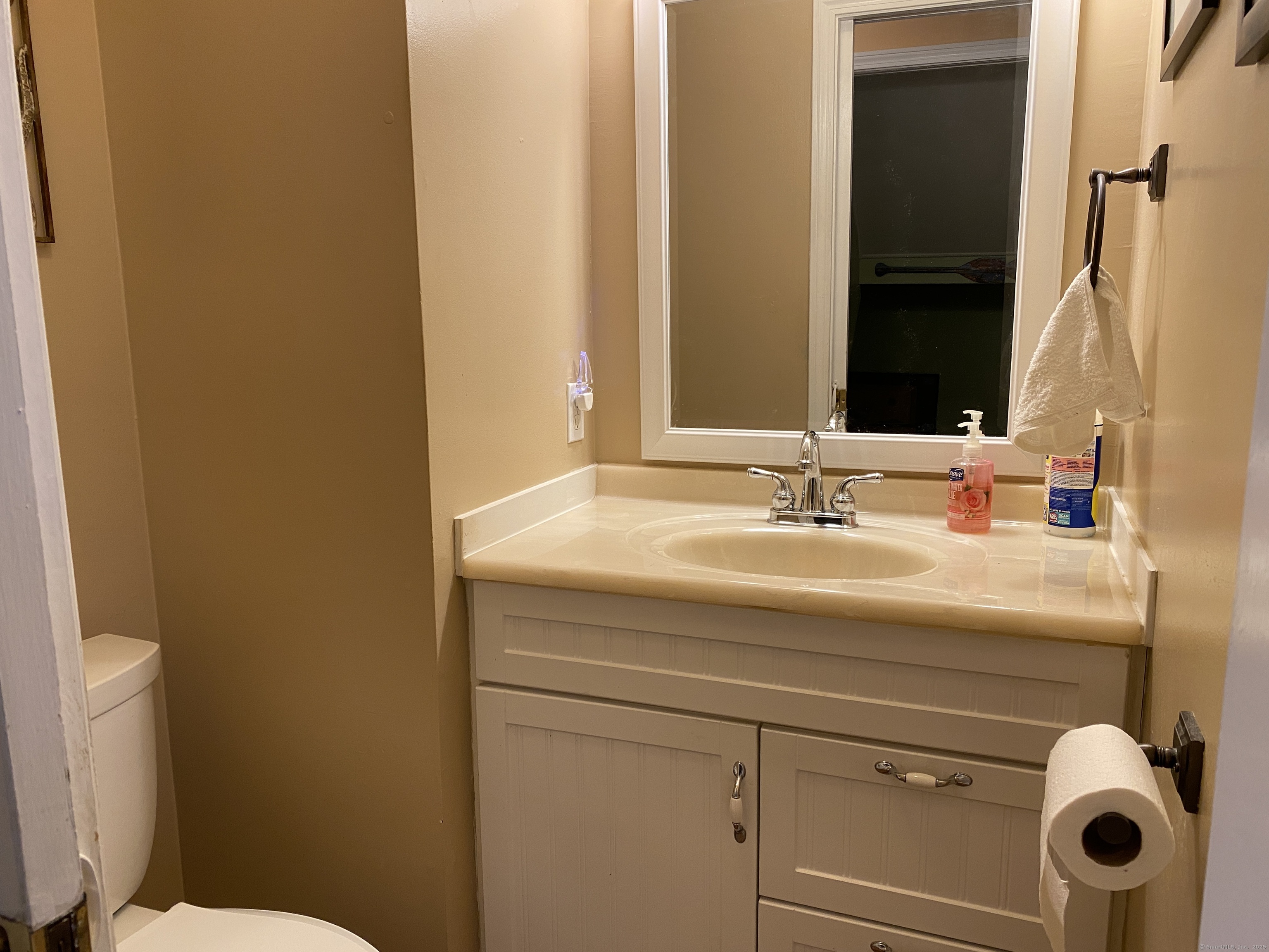 17 Folkstone Road #APT B, East Windsor, Connecticut image 6