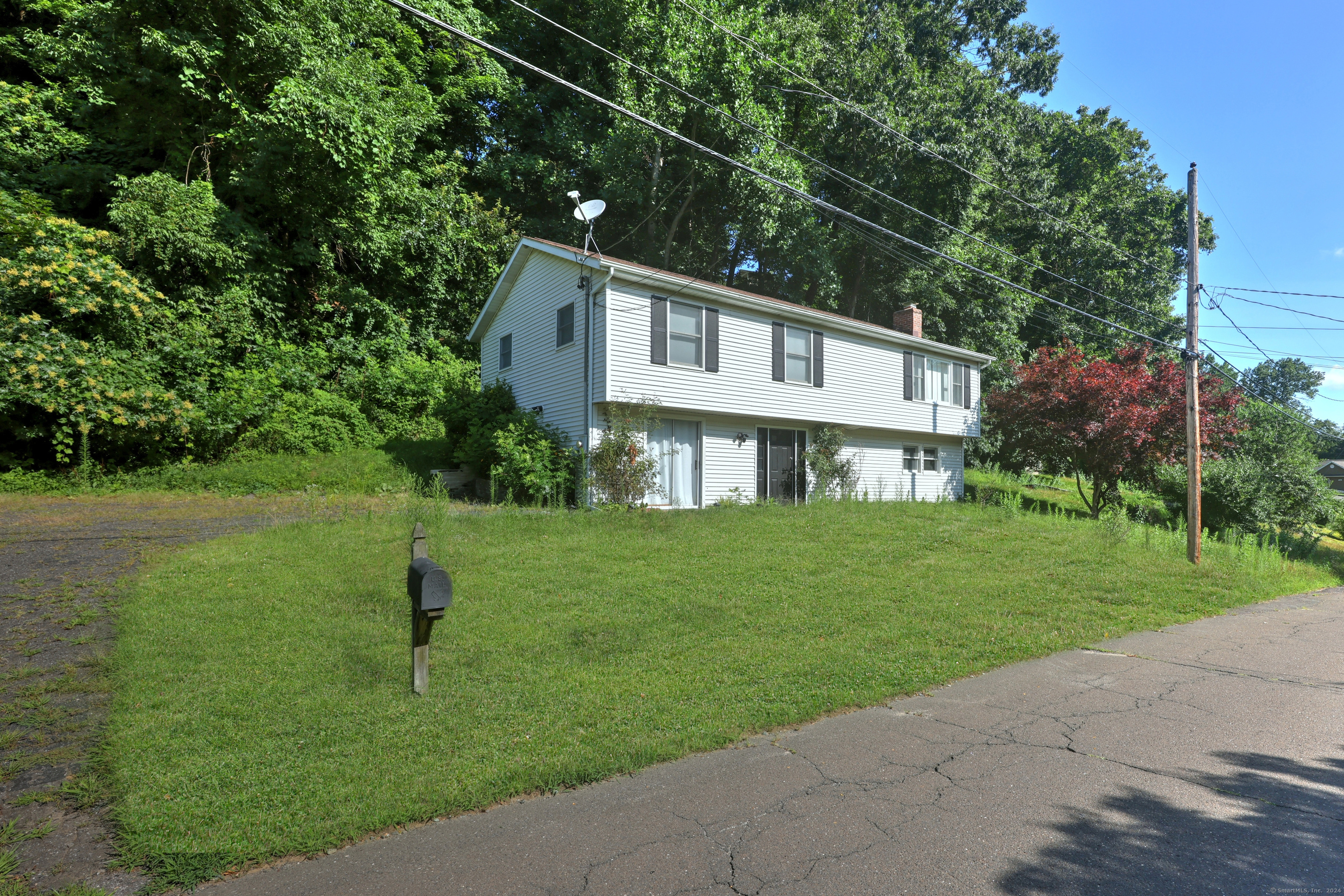 Brookdale Road, Seymour, Connecticut - 3 Bedrooms  
2 Bathrooms  
7 Rooms - 