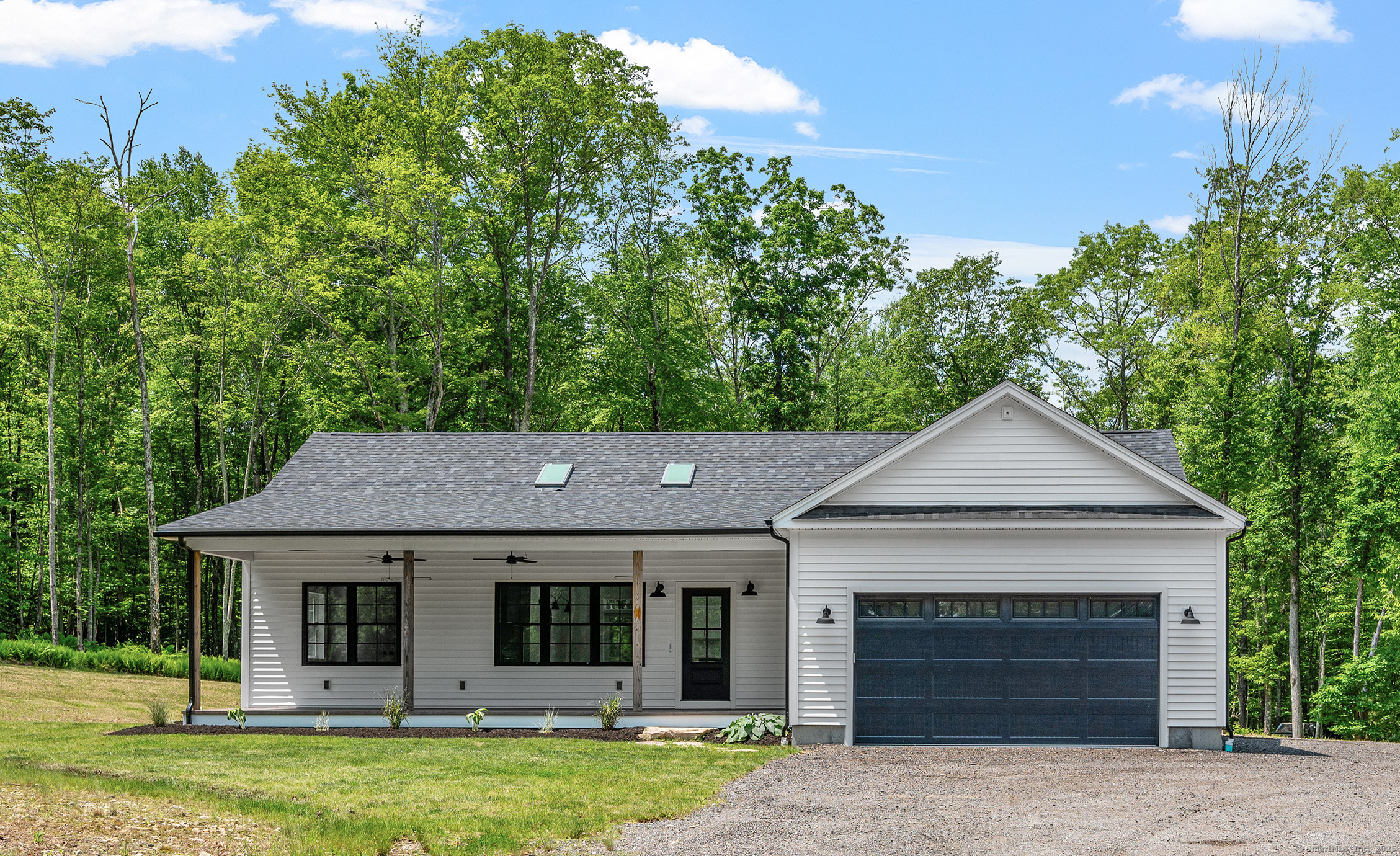 Chestnut Hill Road, Killingly, Connecticut - 3 Bedrooms  
2 Bathrooms  
5 Rooms - 