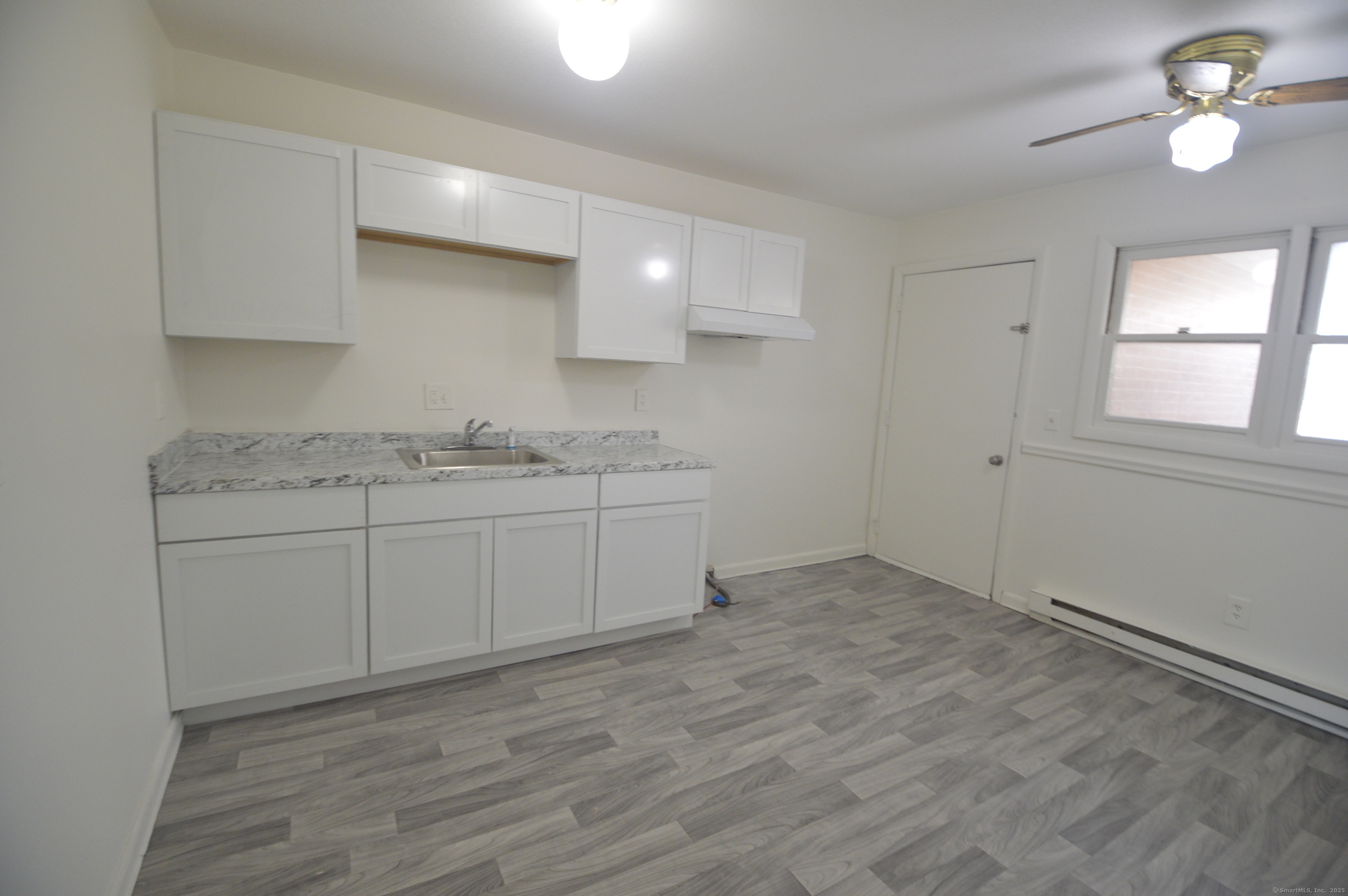 Spring Street Apt D6, West Haven, Connecticut - 2 Bedrooms  
1 Bathrooms  
4 Rooms - 