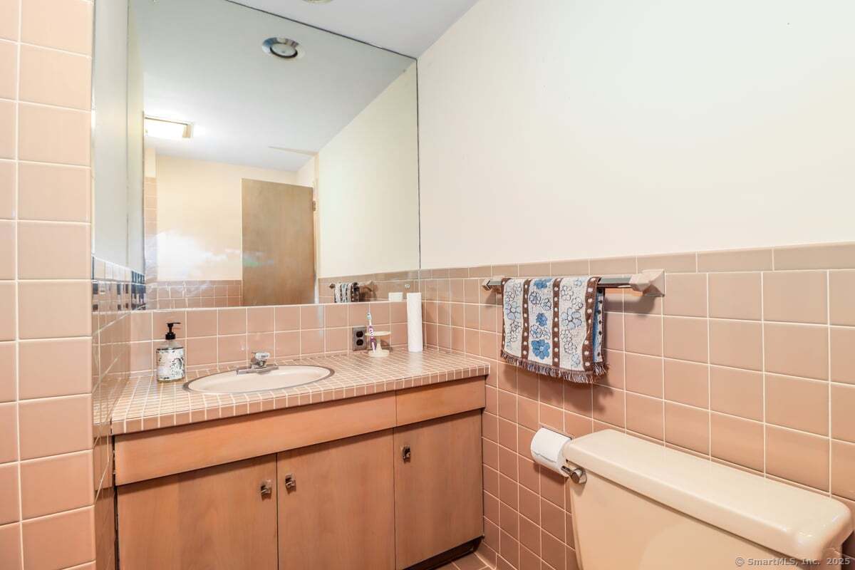 Greenwich, Connecticut 06831, United States, 3 Bedrooms Bedrooms, ,3 BathroomsBathrooms,Residential,Active,223602