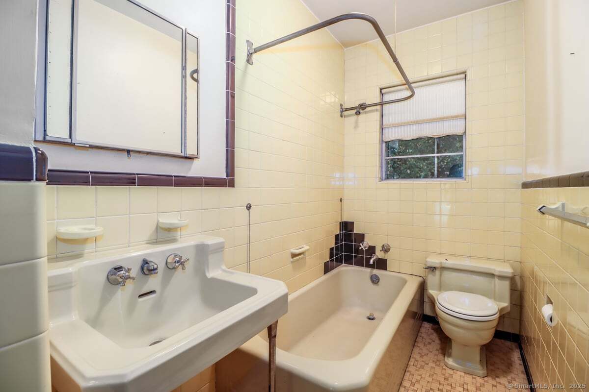 Greenwich, Connecticut 06831, United States, 3 Bedrooms Bedrooms, ,3 BathroomsBathrooms,Residential,Active,223602