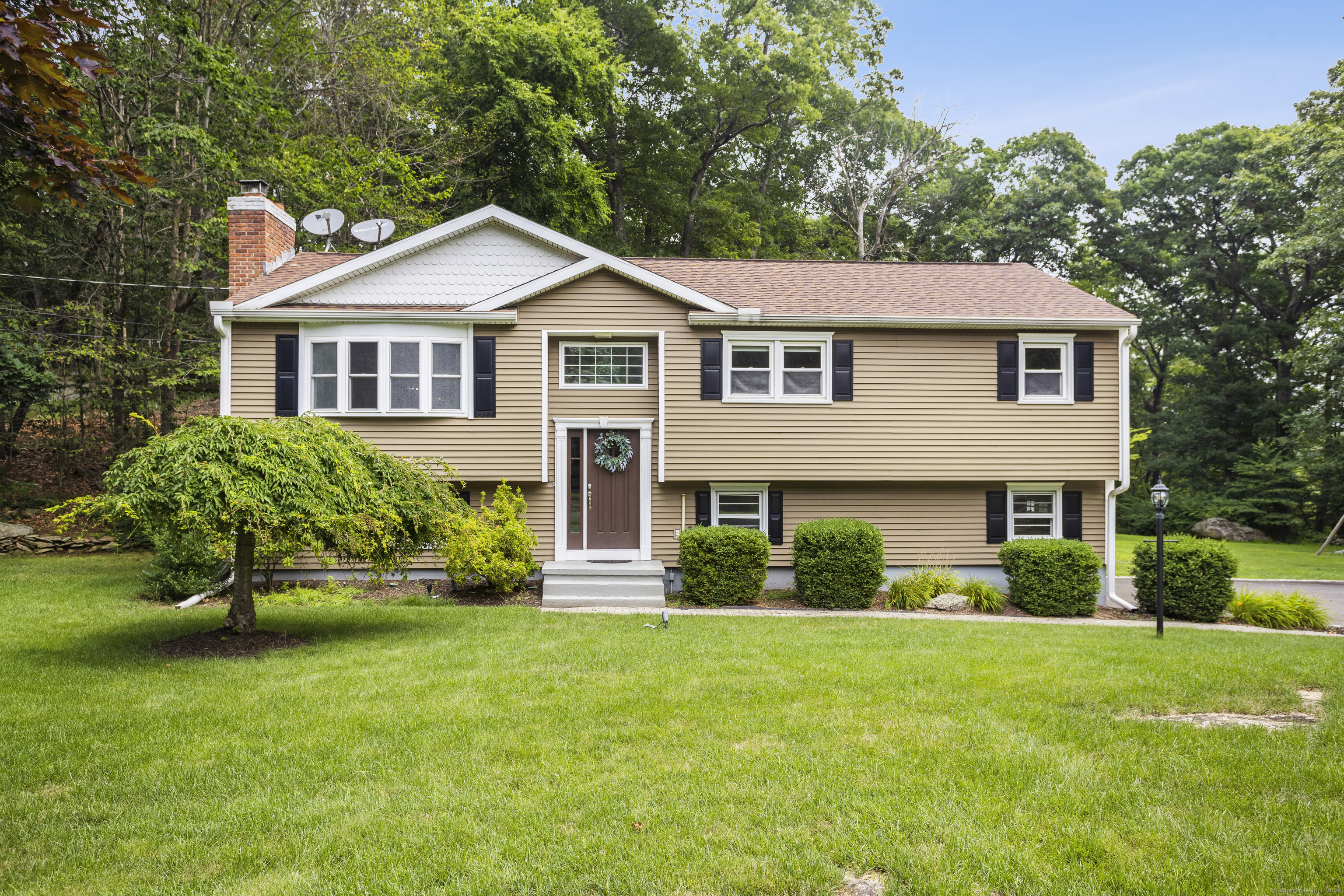 Property for Sale at 9 Oriole Court, Shelton, Connecticut - Bedrooms: 3 
Bathrooms: 3 
Rooms: 7  - $649,500
