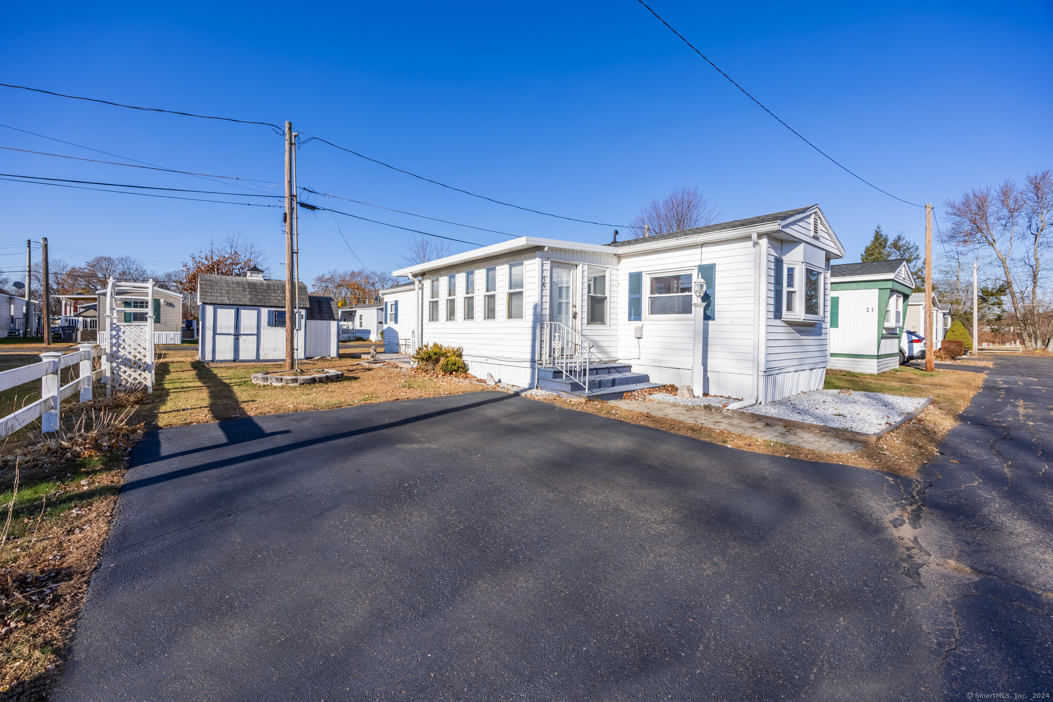 19 Pine Street, East Windsor, Connecticut - 2 Bedrooms  
1 Bathrooms  
4 Rooms - 