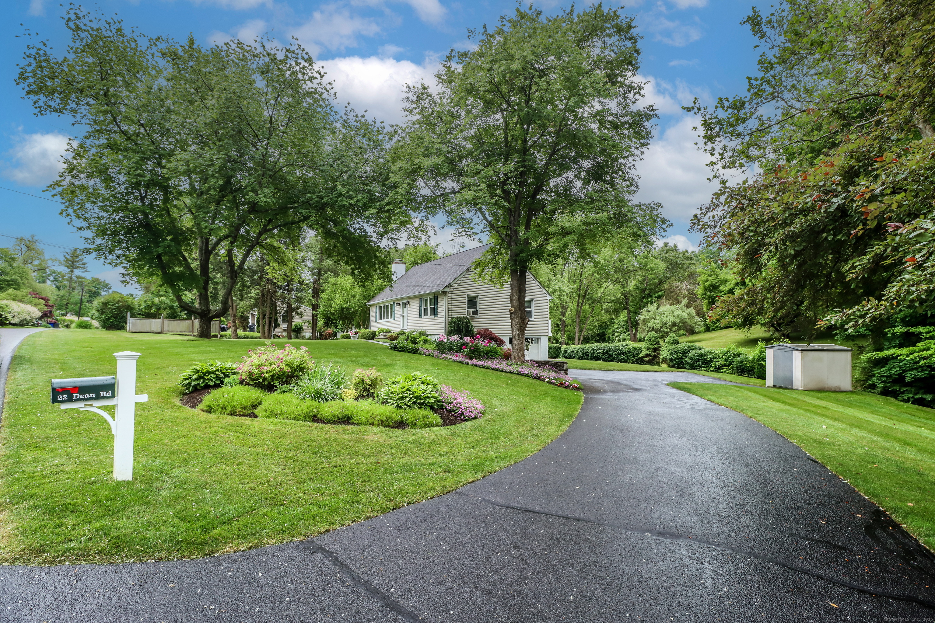 Dean Road, Brookfield, Connecticut - 4 Bedrooms  
2 Bathrooms  
6 Rooms - 