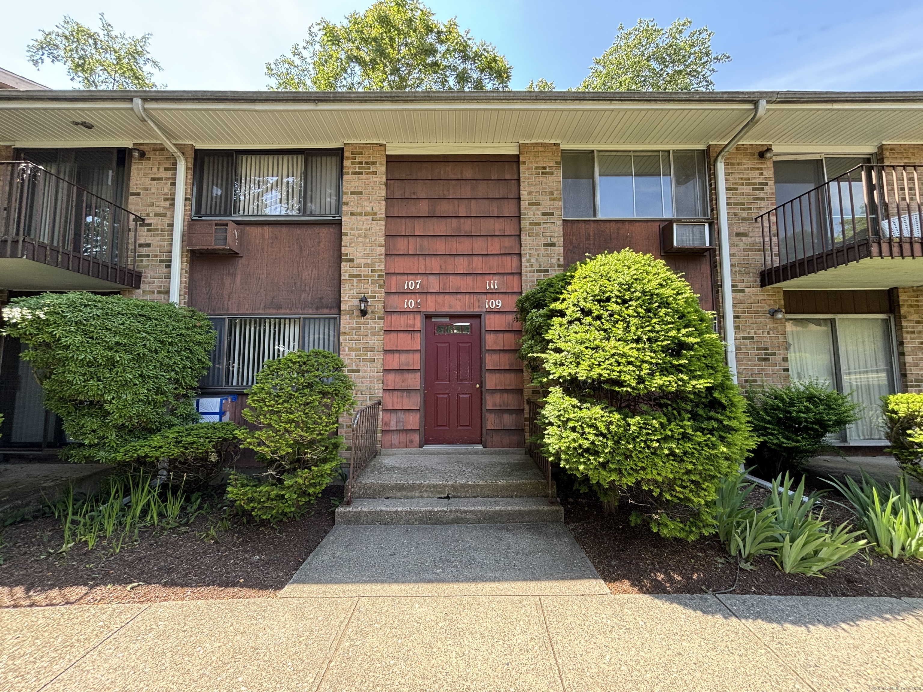 Rental Property at Kennedy Drive 111, Bridgeport, Connecticut - Bedrooms: 2 
Bathrooms: 1 
Rooms: 4  - $2,000 MO.