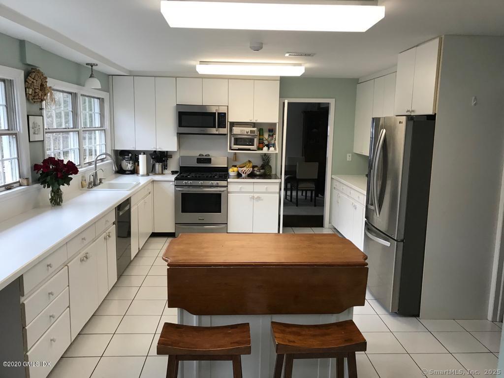 Stamford, Connecticut 06902, United States, 4 Bedrooms Bedrooms, ,3 BathroomsBathrooms,Residential,Pending,91685