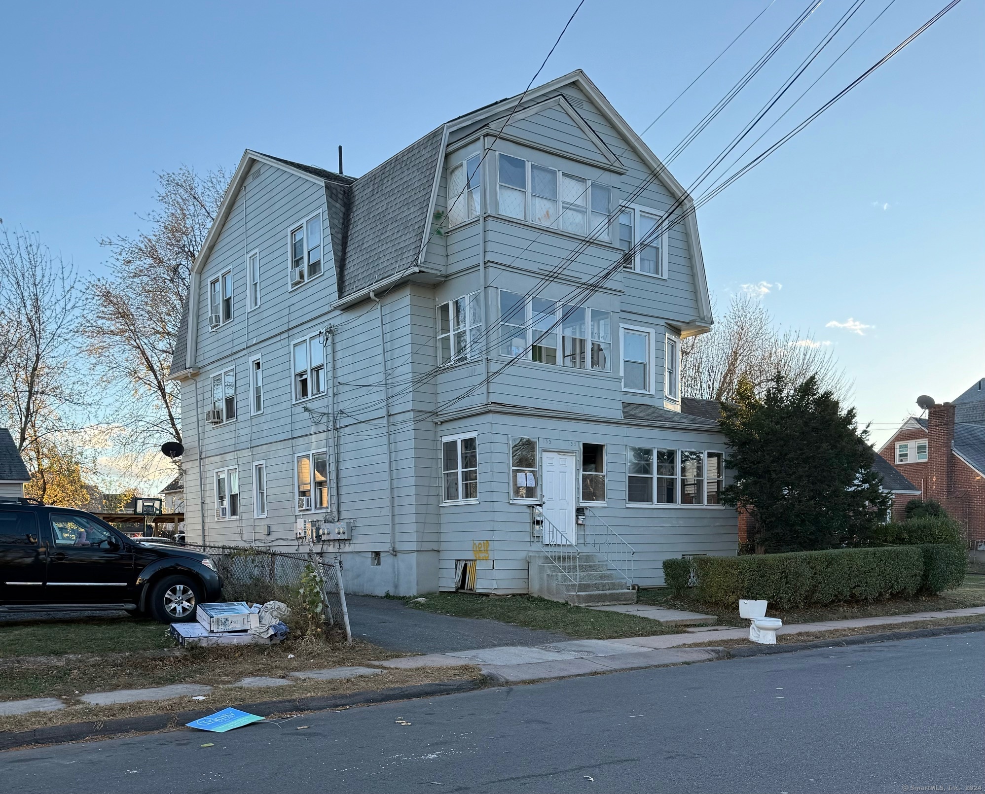 Roosevelt Street, Hartford, Connecticut - 9 Bedrooms  
2 Bathrooms  
15 Rooms - 