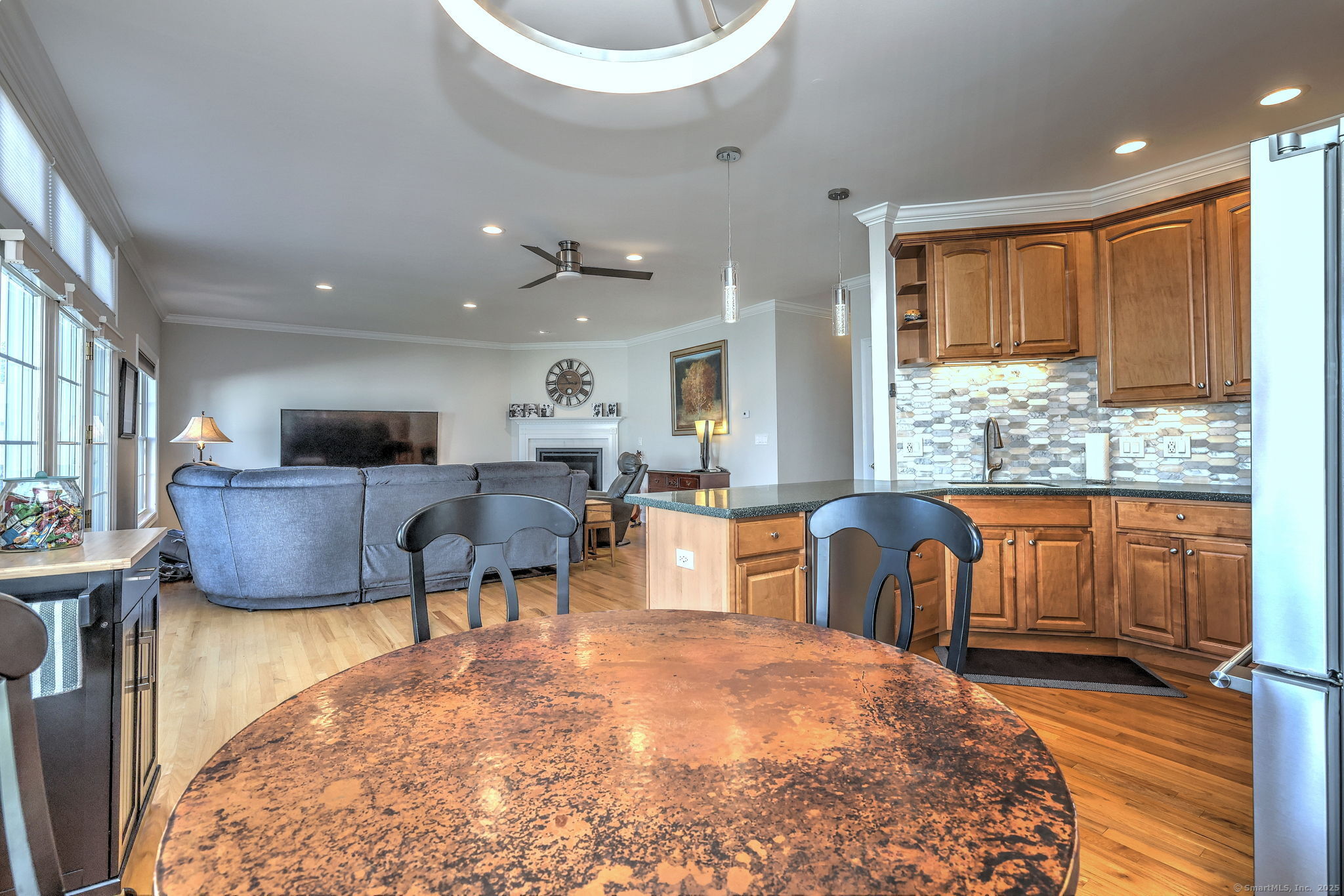 Milford, Connecticut 06461, United States, 2 Bedrooms Bedrooms, ,3 BathroomsBathrooms,Residential,Pending,191857