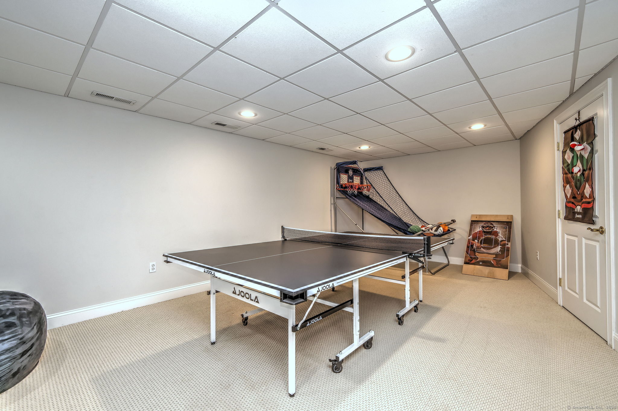 Milford, Connecticut 06461, United States, 2 Bedrooms Bedrooms, ,3 BathroomsBathrooms,Residential,Pending,191857