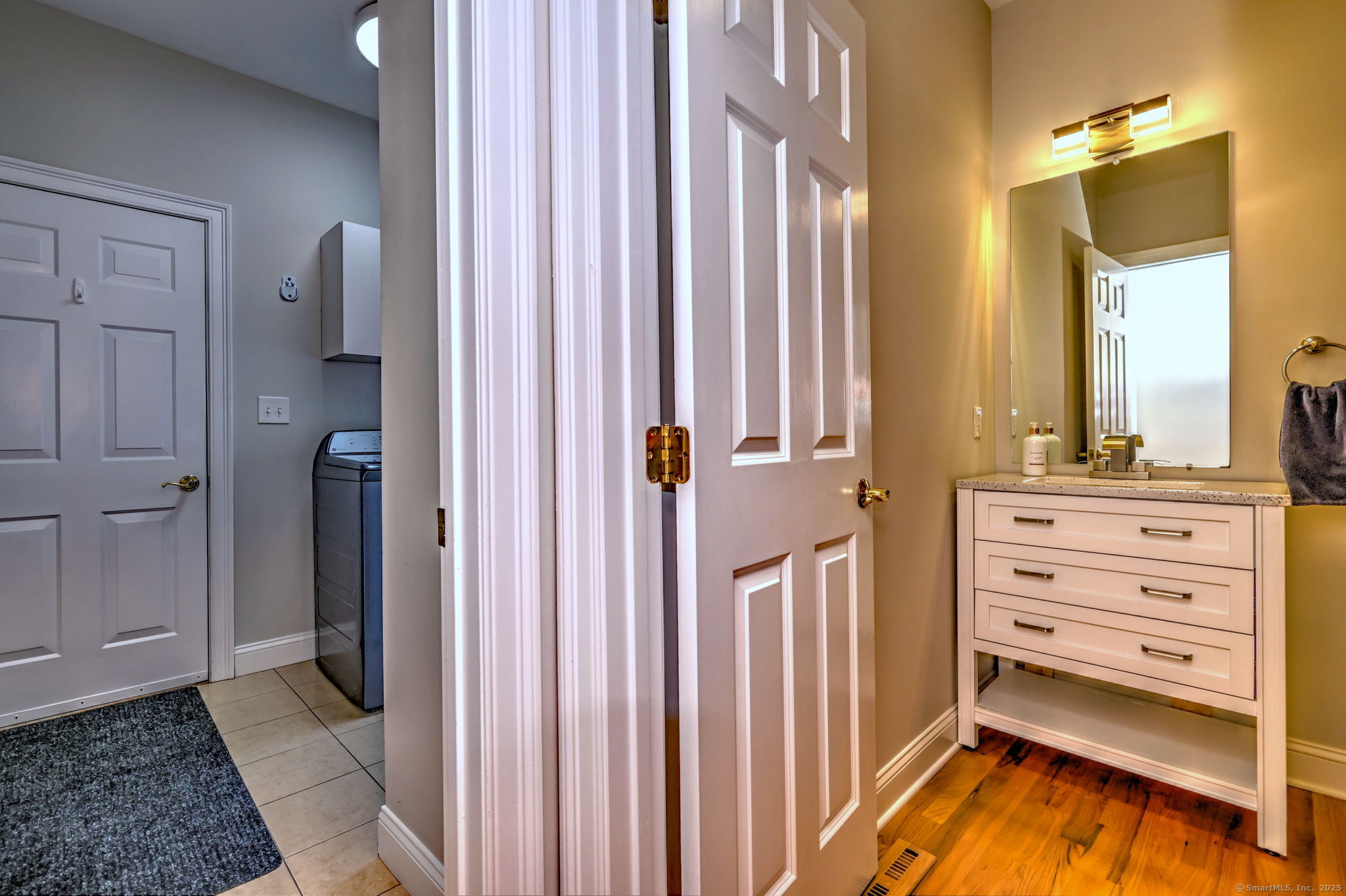 Milford, Connecticut 06461, United States, 2 Bedrooms Bedrooms, ,3 BathroomsBathrooms,Residential,Pending,191857