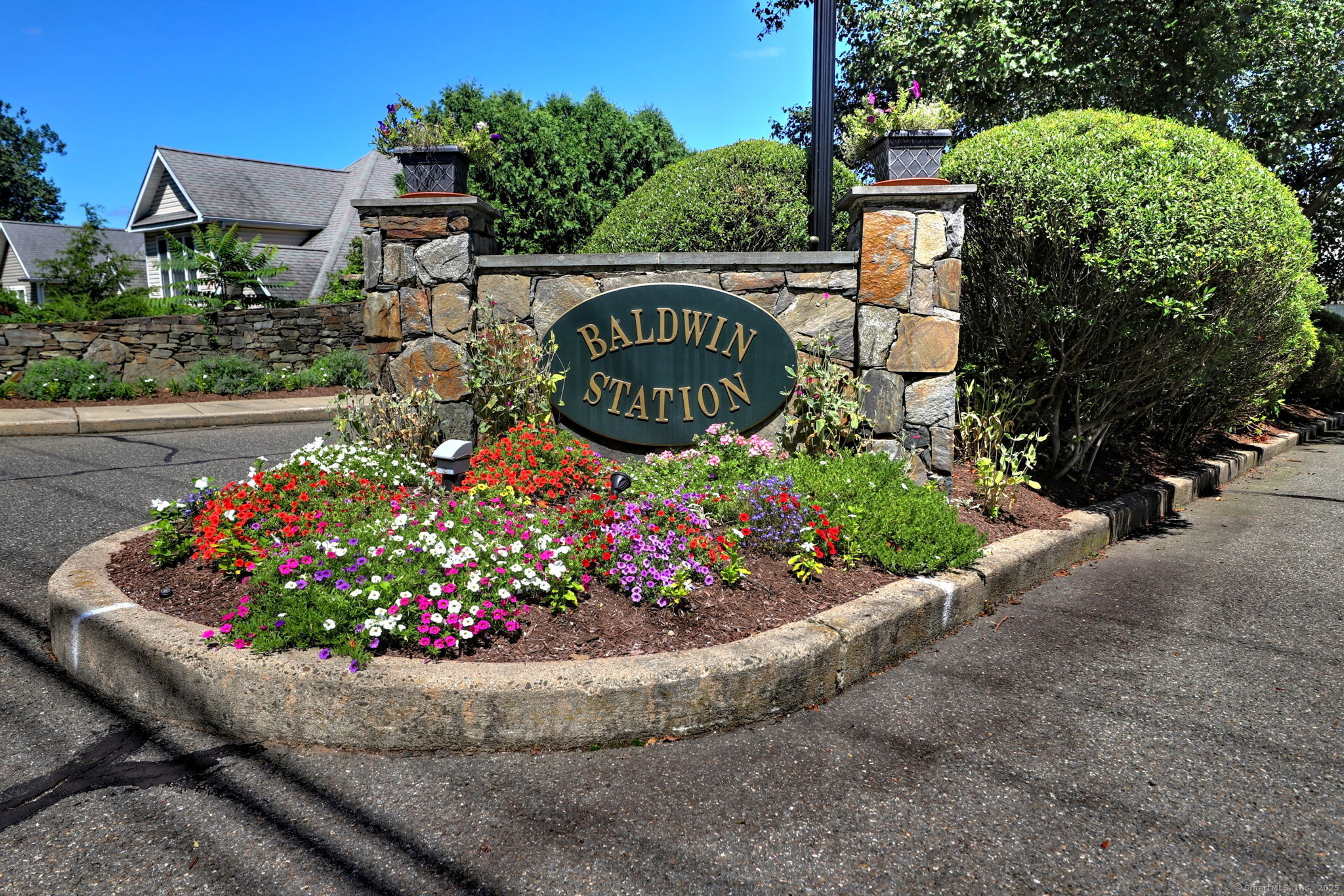 Milford, Connecticut 06461, United States, 2 Bedrooms Bedrooms, ,3 BathroomsBathrooms,Residential,Pending,191857